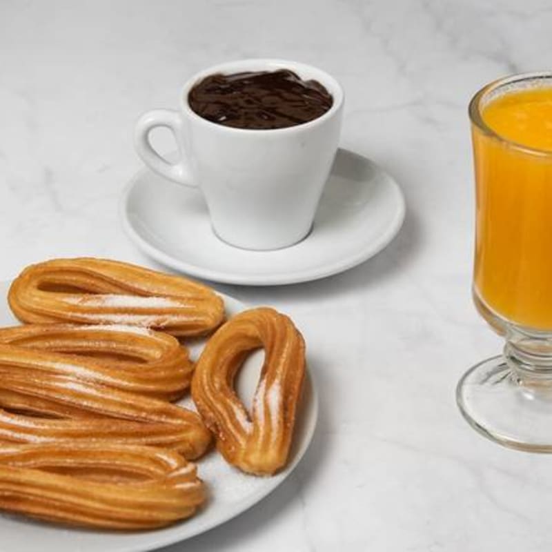Menú Mi Choc Single,  Desayuno y Merienda: Zumo Naranja (8oz), +  Chocolate a la Taza (8oz)  + 6 Churros.