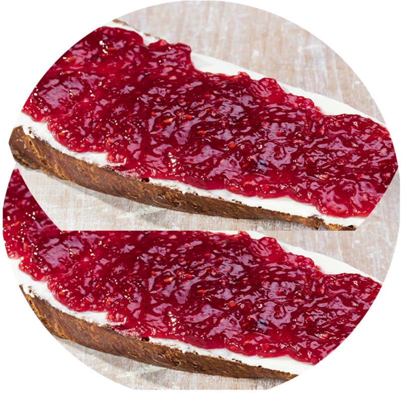 Tostada Langreo (1ud) Pan Natural, Cubiertas de Queso Crema y Mermelada de Fresa.