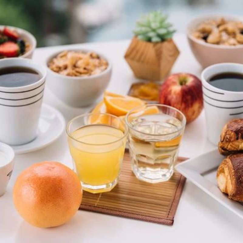 Menú Mi Pin Single, Desayuno y Merienda:  1 Bebida Caliente (8oz) 1 Zumo Natural (8oz) 1 BocaPintxo Salado, 1 Dulce de Pastelería