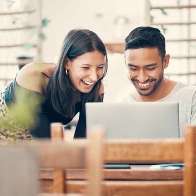 Menú Croi Dúo Desayuno y Merienda:  2 Zumos Naturales, 2 Bebidas Calientes, 2 Croissants Rellenos Y 2 Dulces De Pastelería