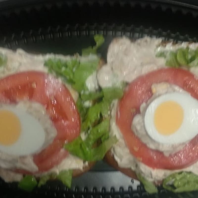 Tostada Estella (1ud) Pan Natural, Sallsa ligera suave, Lechuga Tomate laminado, Huevo rallado, y Atún con cebolla pochada