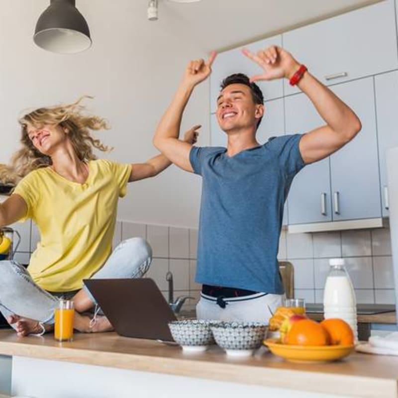 Menú Sim Dúo, Desayuno y Merienda:  2 Bebidas Caliente, 2 Zumos Naturales, 2 Pintxos de Tortilla, 2 Dulces Clásicos