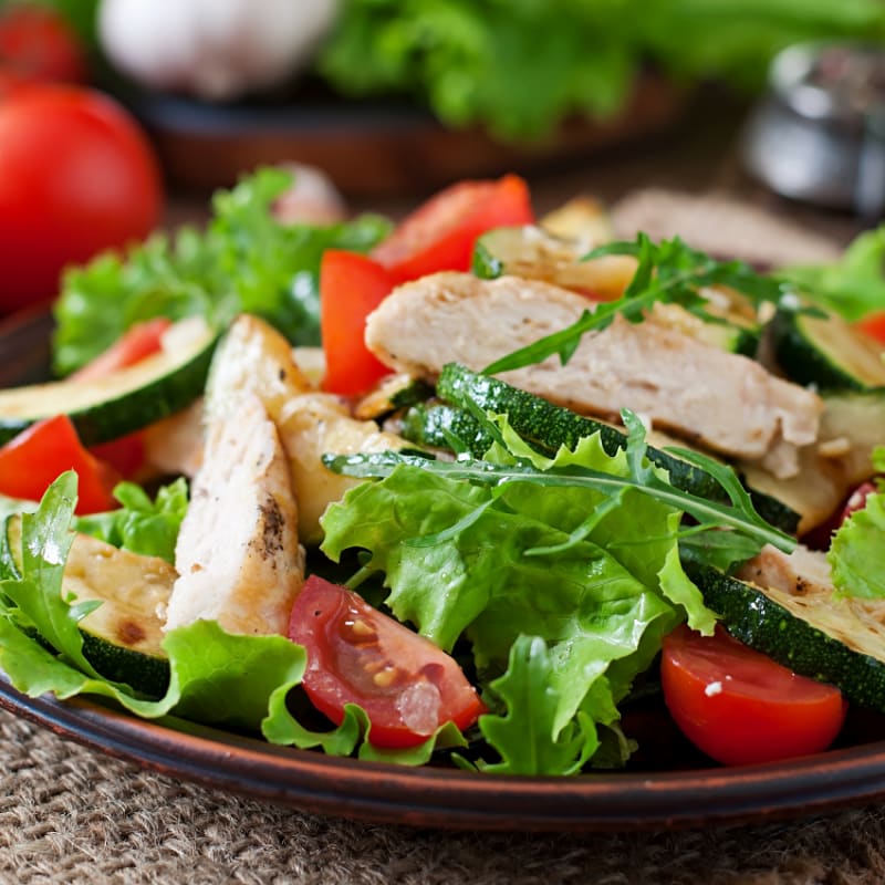 Ensalada Marrakech, Lechuga, Pollo Asado en tiras, Pimiento Asado, Tomate, Aceite Oliva Virgen Extra, Vinagre Balsámico