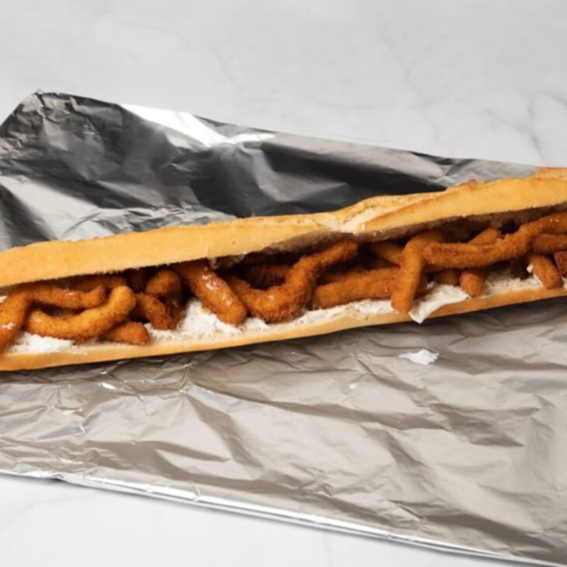 Bocadillo Lekeitio Tamaño (41 cm) Pan Crujiente Salsa Rabas de Calamar + Patatas Fritas (100gr)