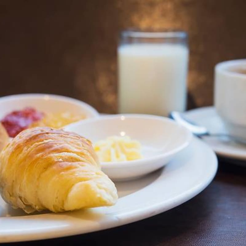 Menú Croi Single Desayuno y Merienda : 1 Zumo Natural + 1 Bebida Caliente o Fría, + 1 Croissant Relleno + 1 Dulce De Pastelería