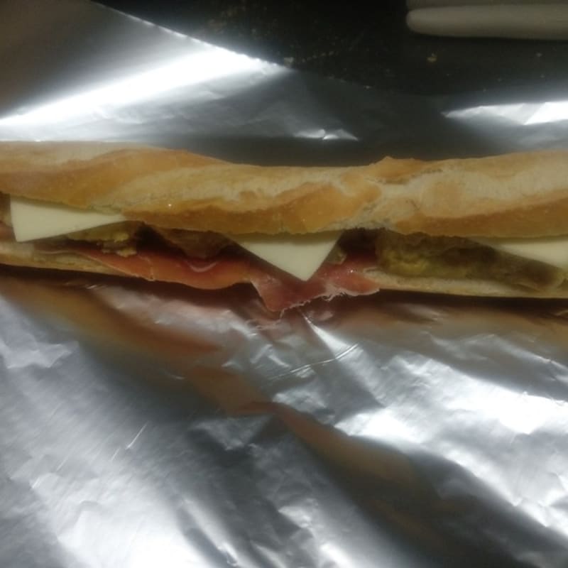 Bocadillo Tortilla Cemborain  41 cm (1ud) Tortilla de patata con Jamón Serrano y Queso. El relleno más tradicional, es delicioso + Patatas Fritas (100gr)