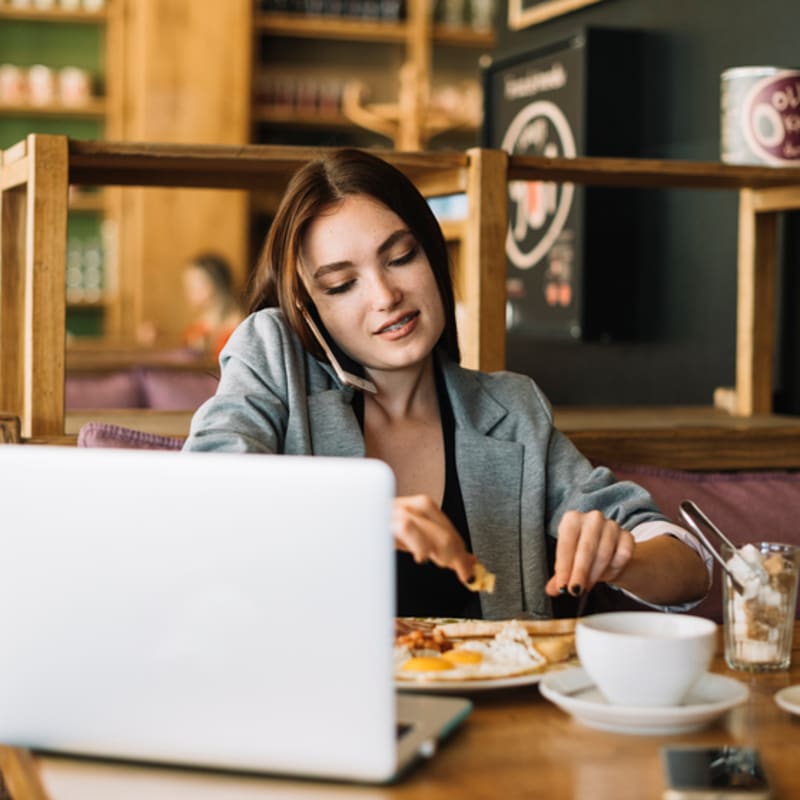 Menú Rotxapea, Desayuno y Merienda: Vaso Zumo natural (8oz) + Bebida Caliente o fría + Tostada Premium  + Dulce de Pastelería