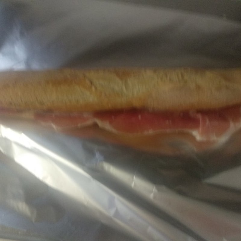 Bocadillo Teruel Tamaño (41 cm) Pan crujiente Tomate  Natural Rallado, Jamón de teruel 13 Meses de Curación + Patatas Fritas (100gr)