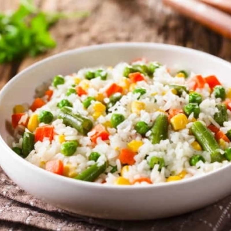 Ensalada Iratxe de arroz y Verduras: maíz dulce, zumo de limón, pimiento, calabacin, cebolla , aceite de oliva, sal y pimienta