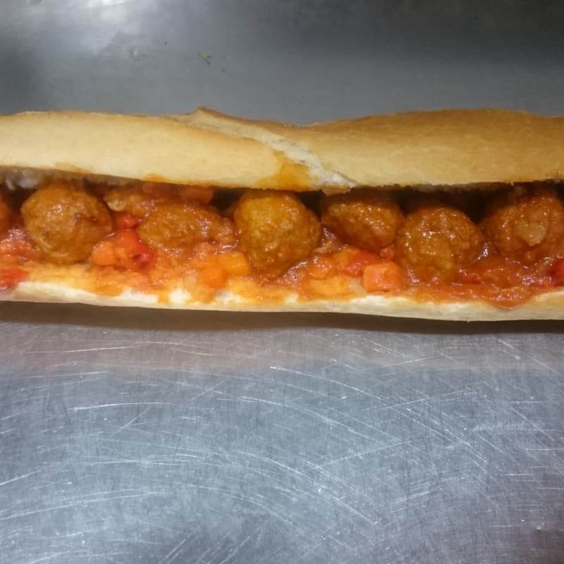 Bocadillo Albóndigo XL  25cm(1ud) Excelente Bocadillo con Albóndigas Exquisitas + Salsa y  Pimientos de la Huerta + Patatas fritas (copy)