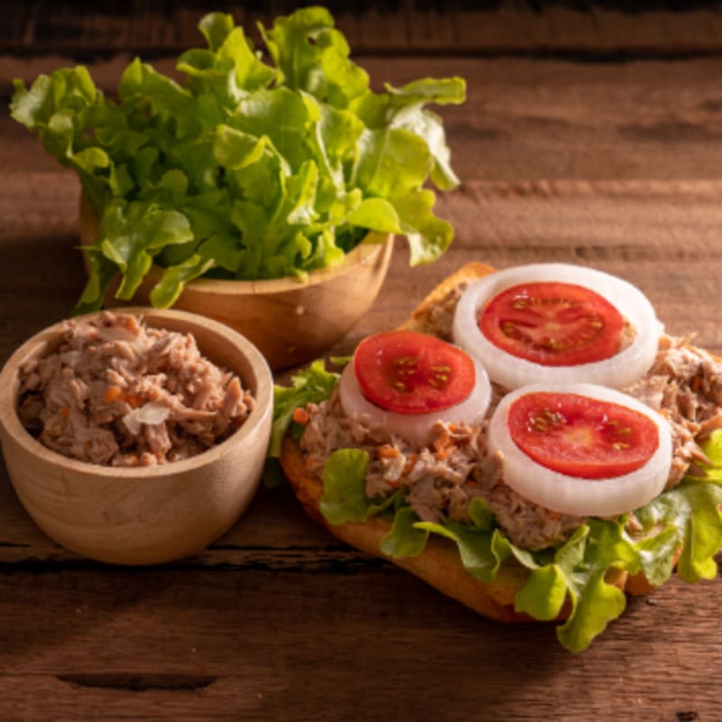 Tostada Getaria (1ud)  Pan natural, Lechuga, Tomate laminado, Atún con Cebolla Pochada , Huevo Cocido, Mayonesa y Queso