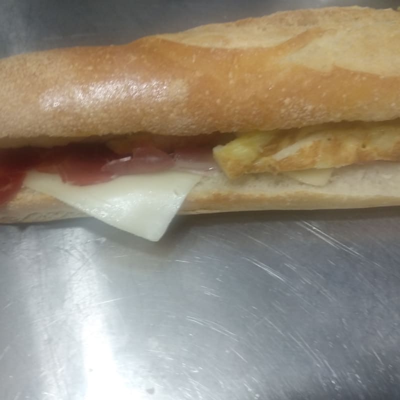 Bocadillo Tortilla Albacete 25 cm XL Tortilla de Patata Tradicional con York y Queso + Patatas Fritas (copy)