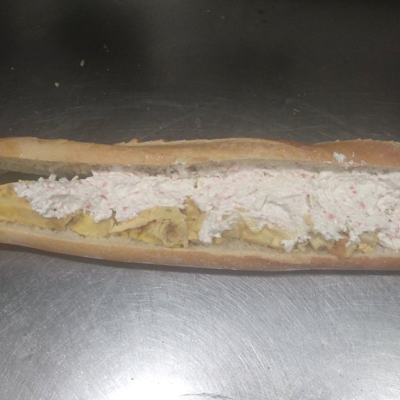 Bocadillo Tortilla Malasia 25 cm Tamaño L (1ud) Tortilla Tradicional con   Txaka y Mayonesa, Delicioso + Patatas Fritas (100gr)