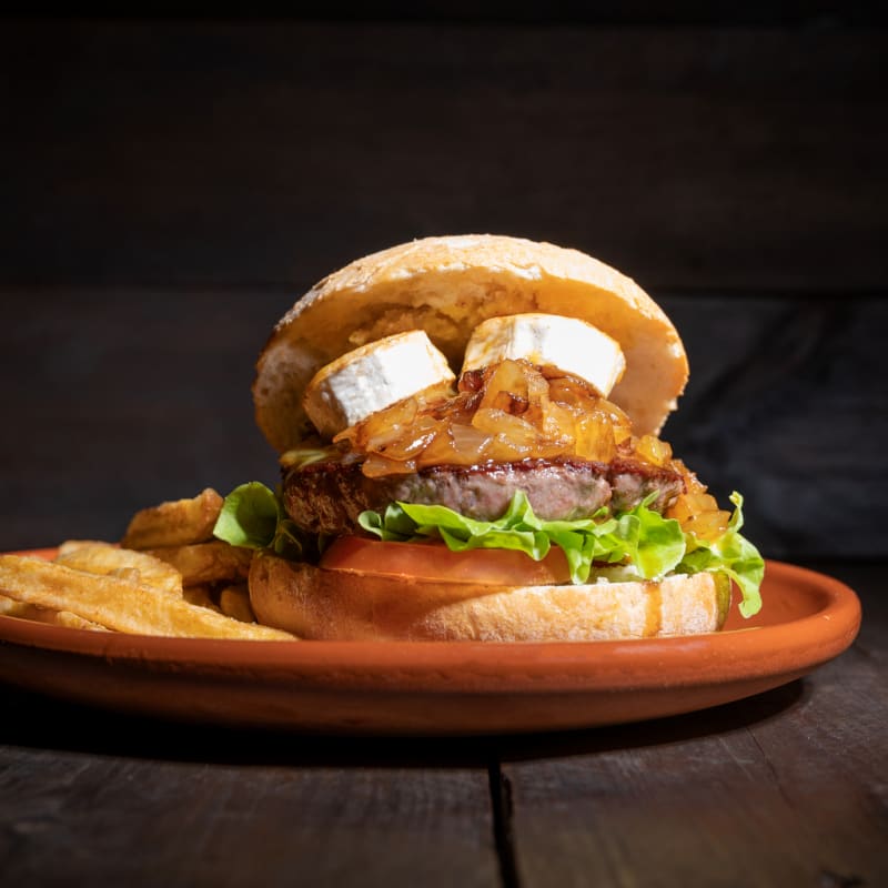 Burger de Cabra Show, Tamaño XL 180 gr.  Deliciosa Burger Ternera, Pan Crujiente, Mayonesa, Ketchup, Lechuga, Tomate,, Bacon, Queso Rulo de Cabra, Pepinillo , Cebolla Crujiente.+Patatas Fritas