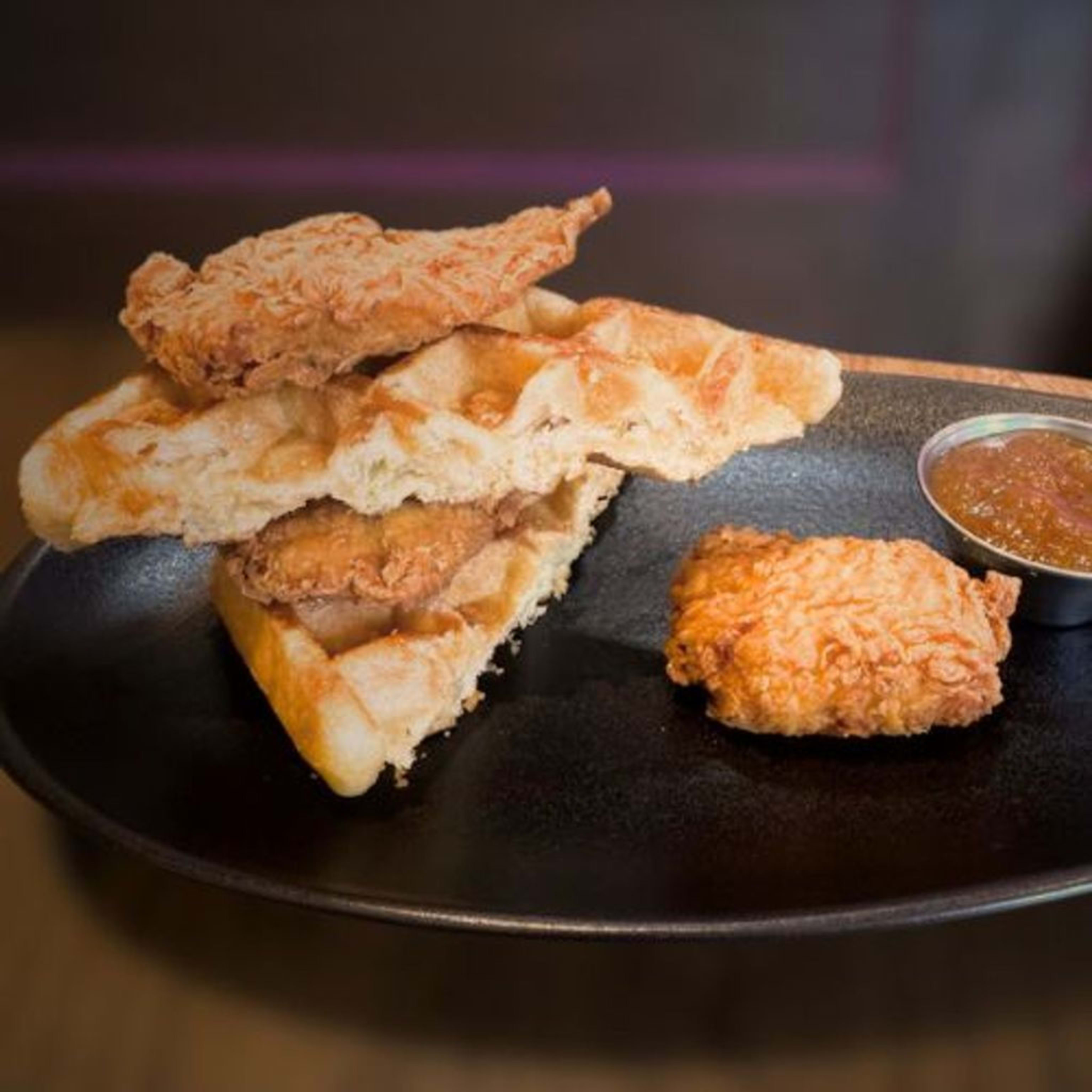 GOFRE CON TIRAS DE POLLO CON SALSA CHUTNEY DE MANGO