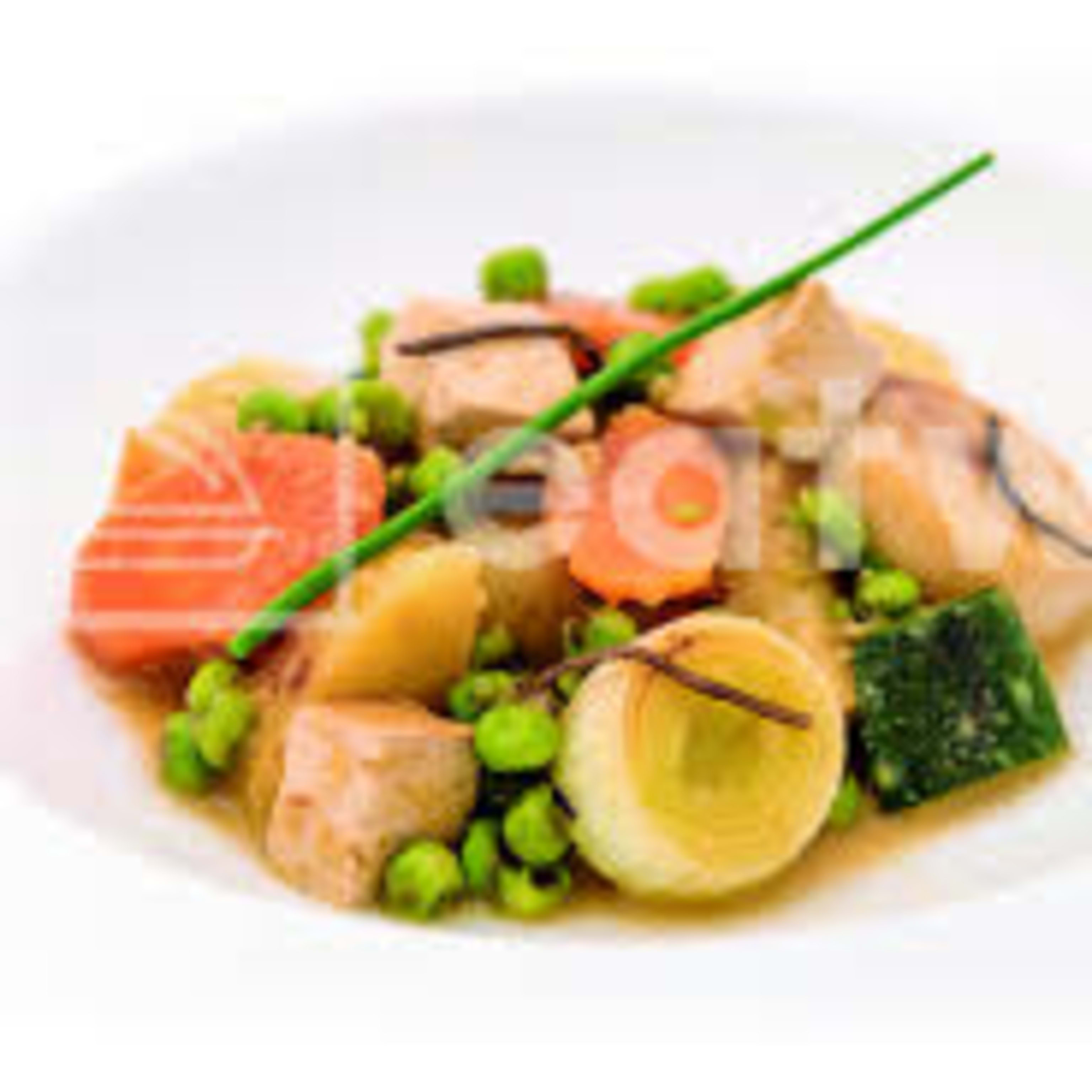Verduras de temporada con tofu y almendras vegano