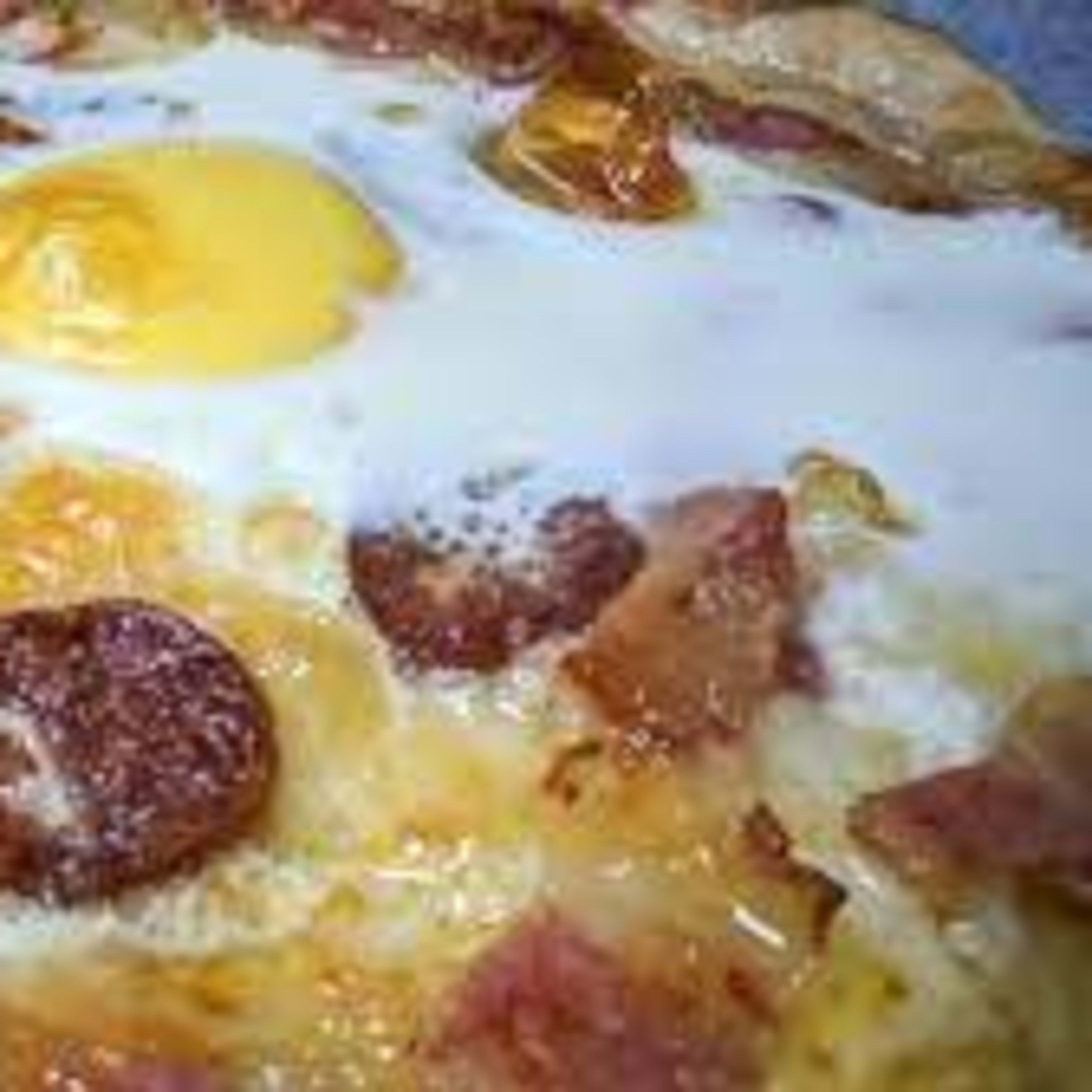 pizza salchicha frankfurt, huevo, beicon y salsa mostaza