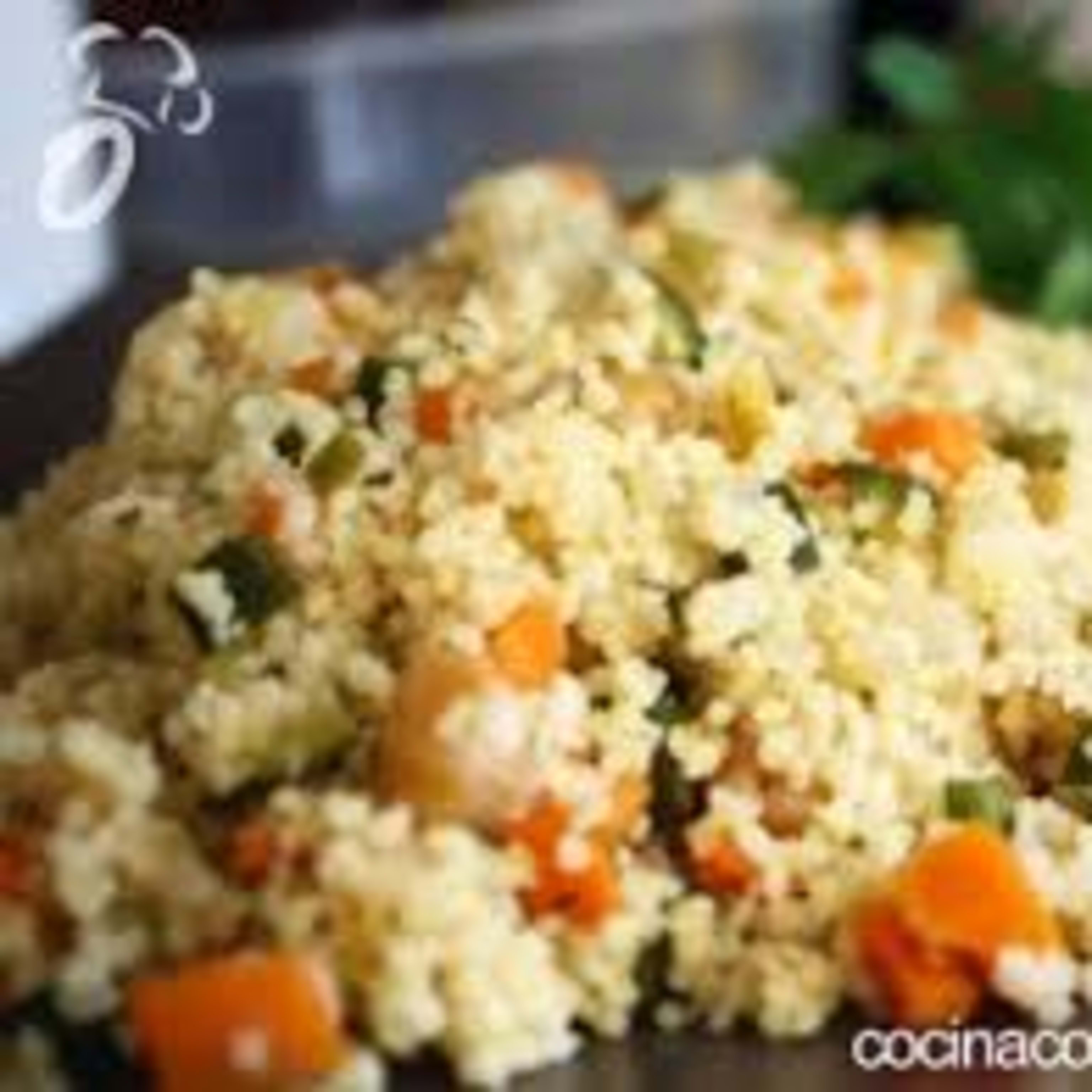 Cous-cous de bulgur de verduras, pasas y curry