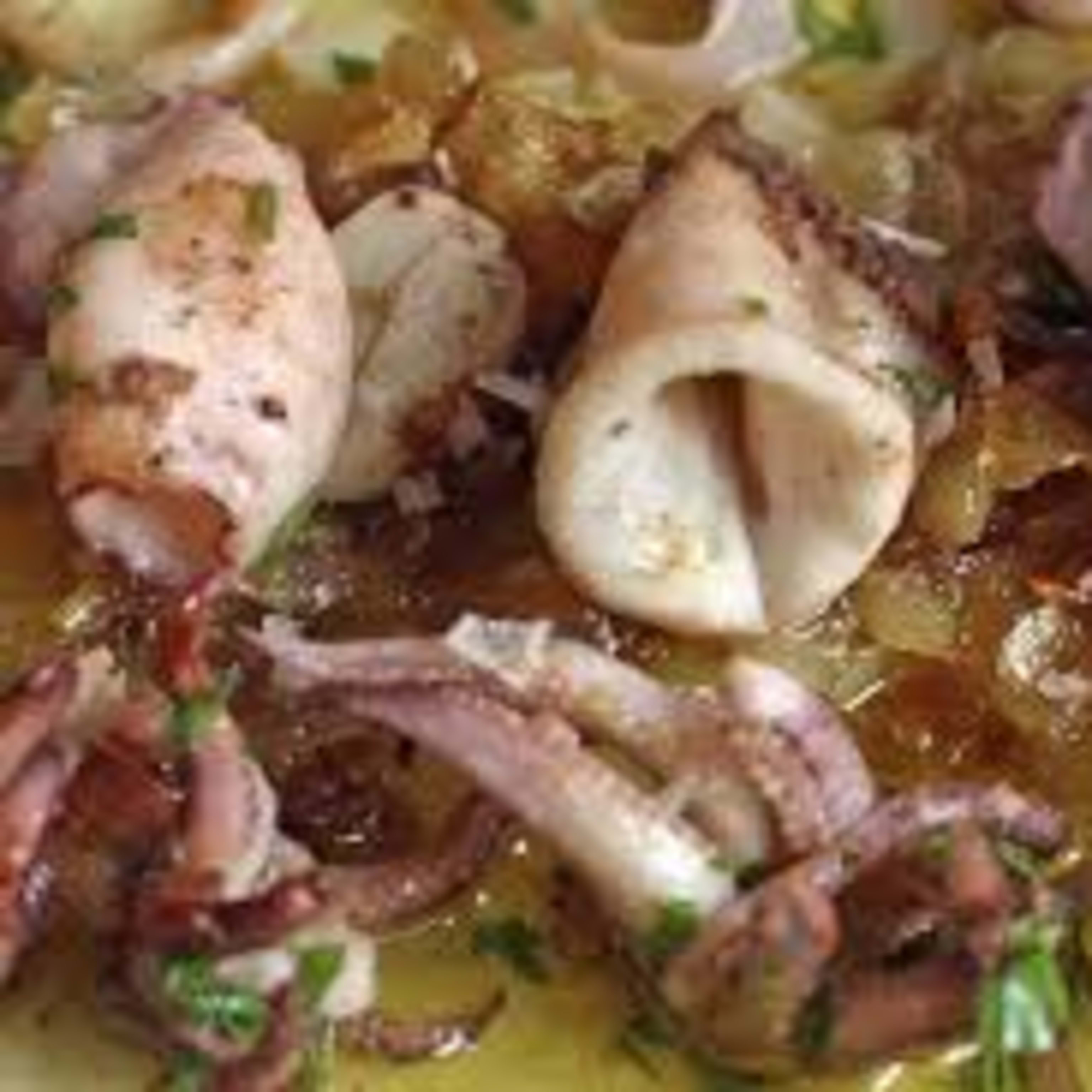 Calamar con alcachofas y cebolla caramelizada