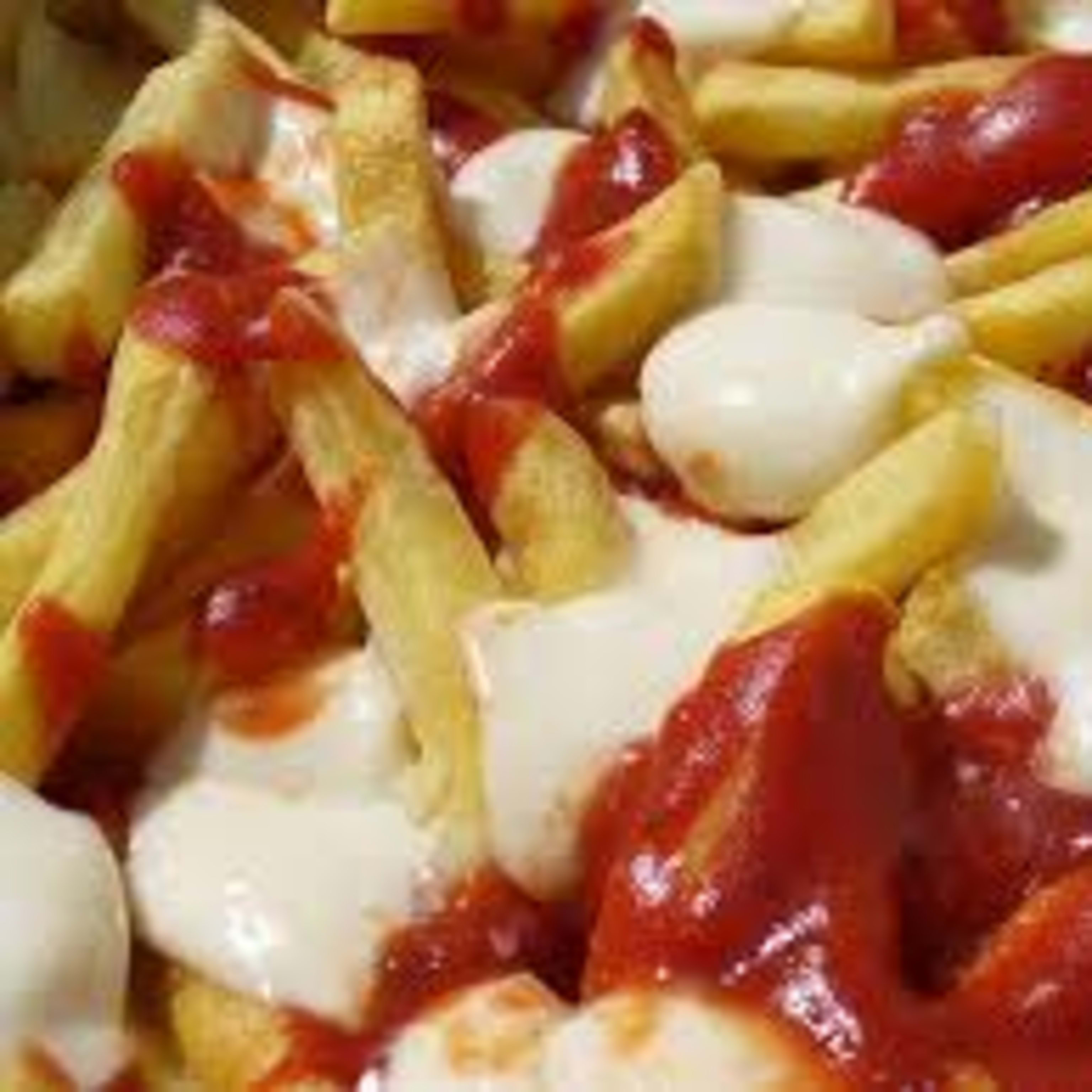 Patatas fritas con kétchup y mahonesa