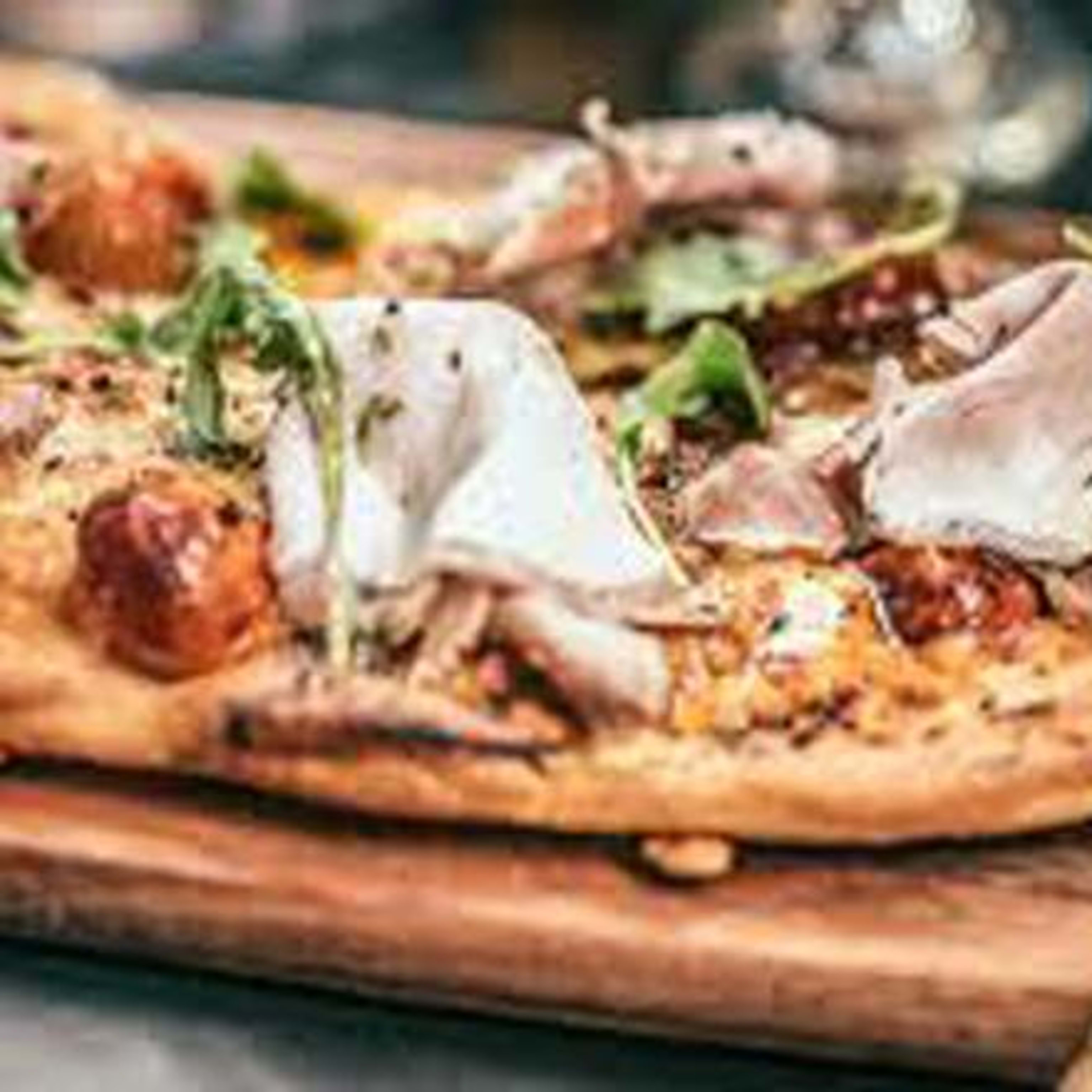 Pinsa de Porchetta. (1 ó 2 personas)