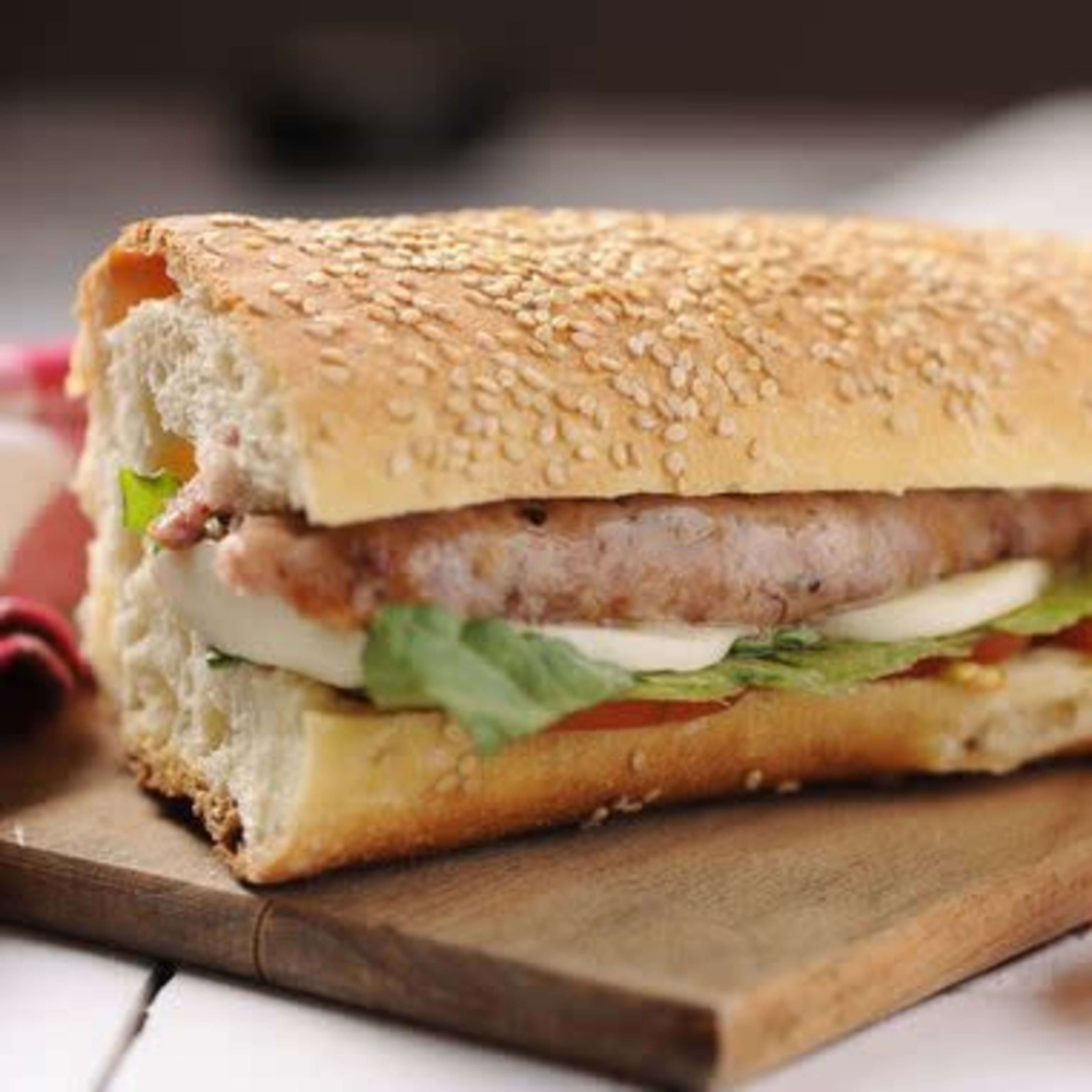 Bocadillo Con Pechugas, Queso y Bacon
