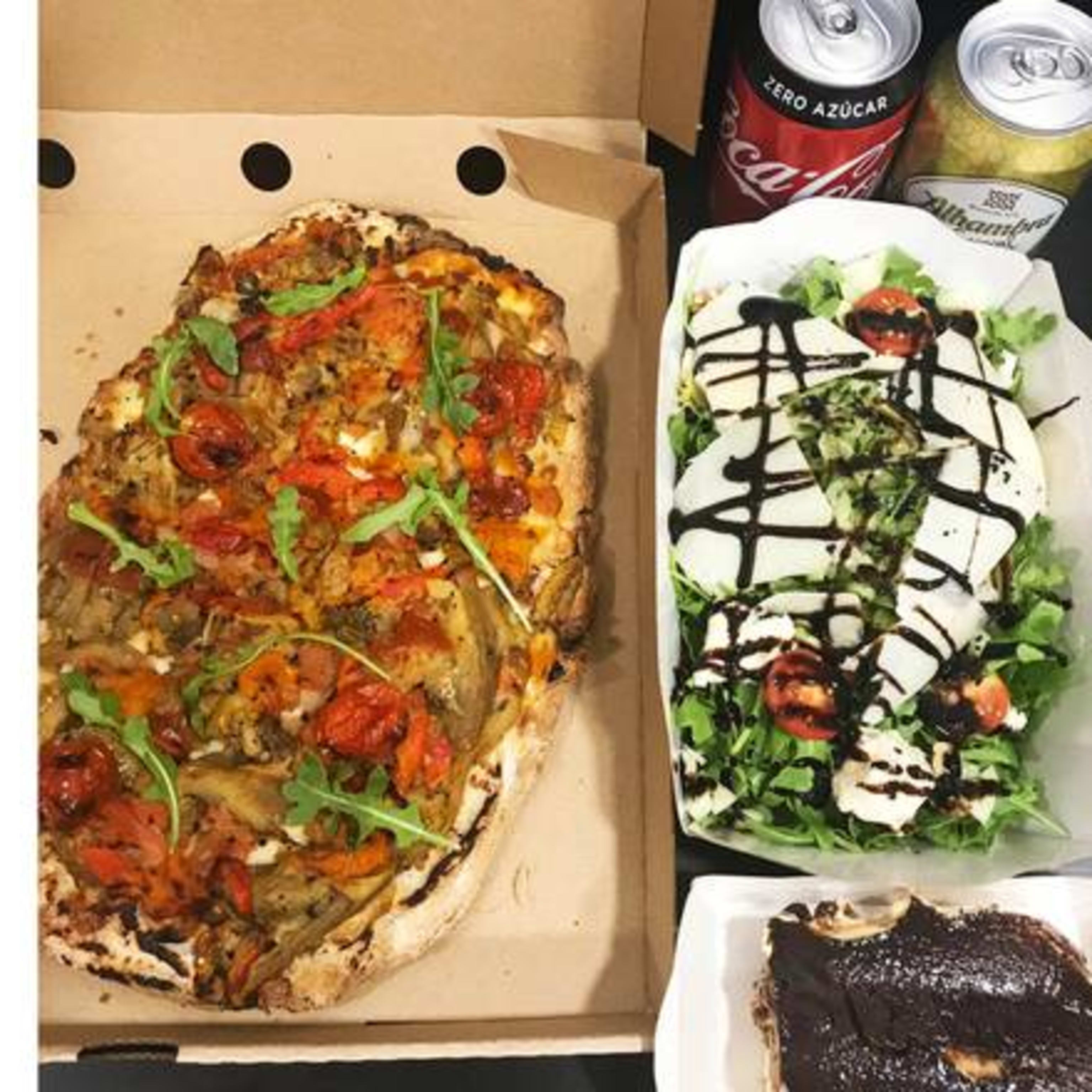 Combo 2 (2 pax) Ensalada Rúcula + Pinsa Vegetal + 2 Bebidas + Tiramisú.