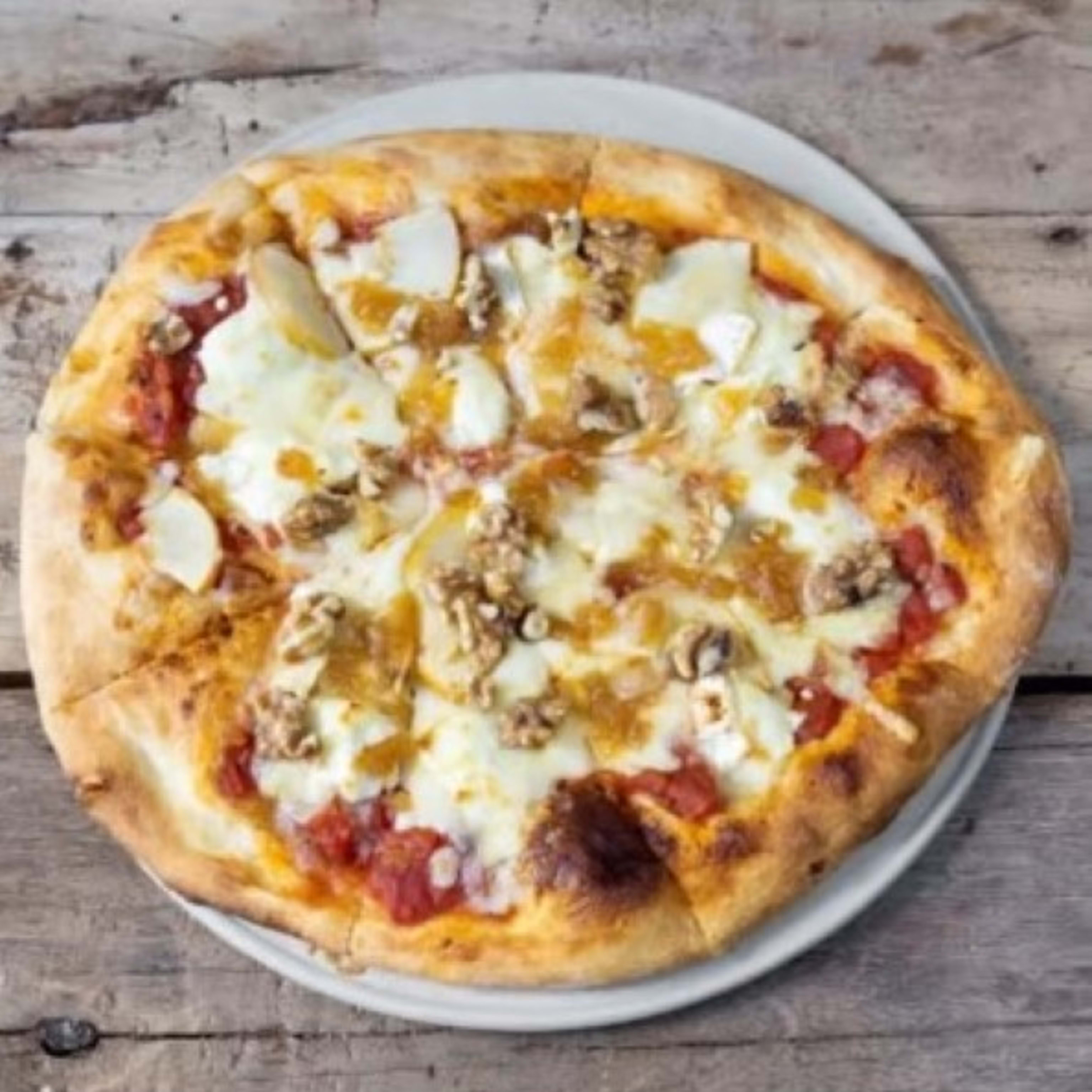 Pizza La Cabra Tira Al Monte