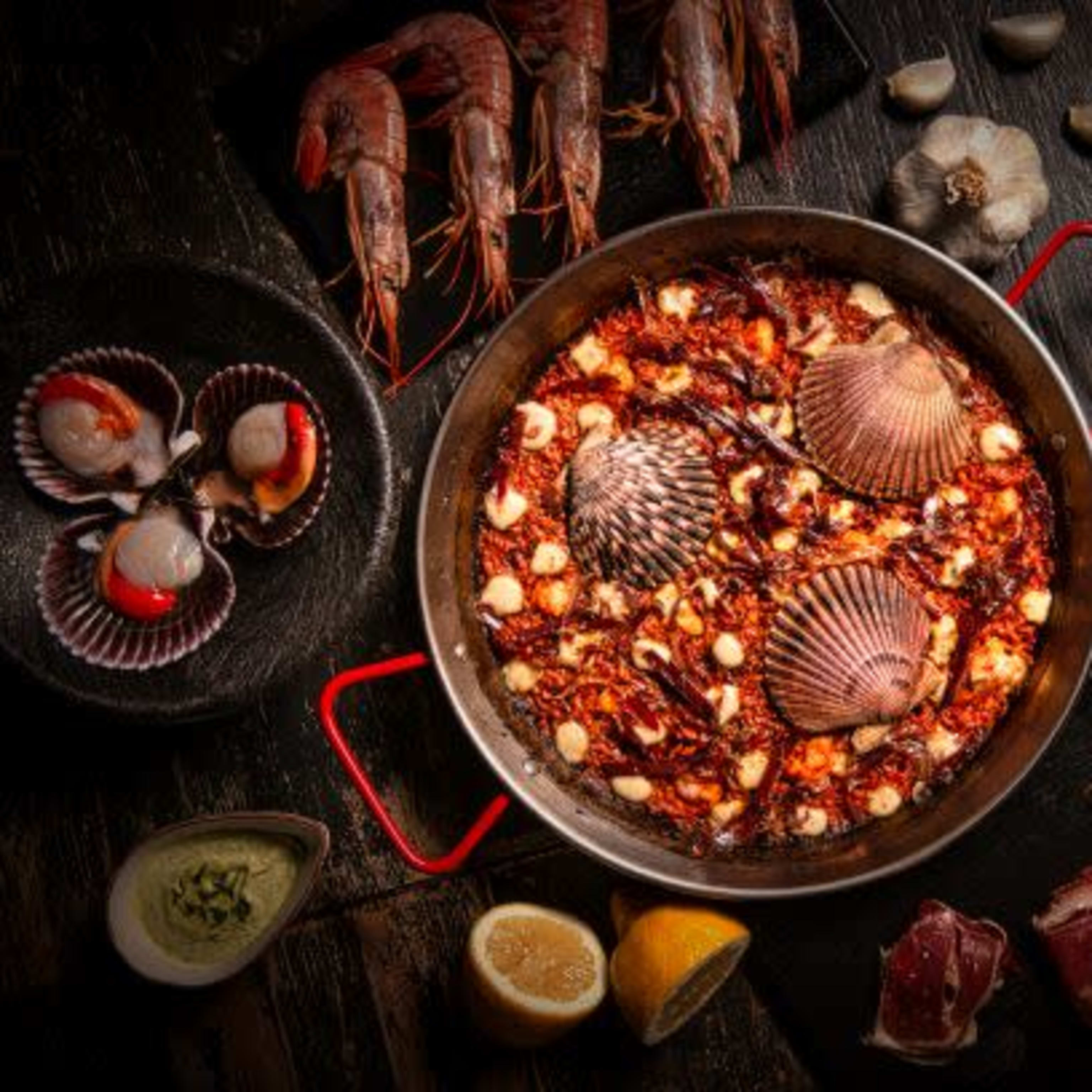 Arroz de zamburiña con crema de ajo y jamón ibérico 