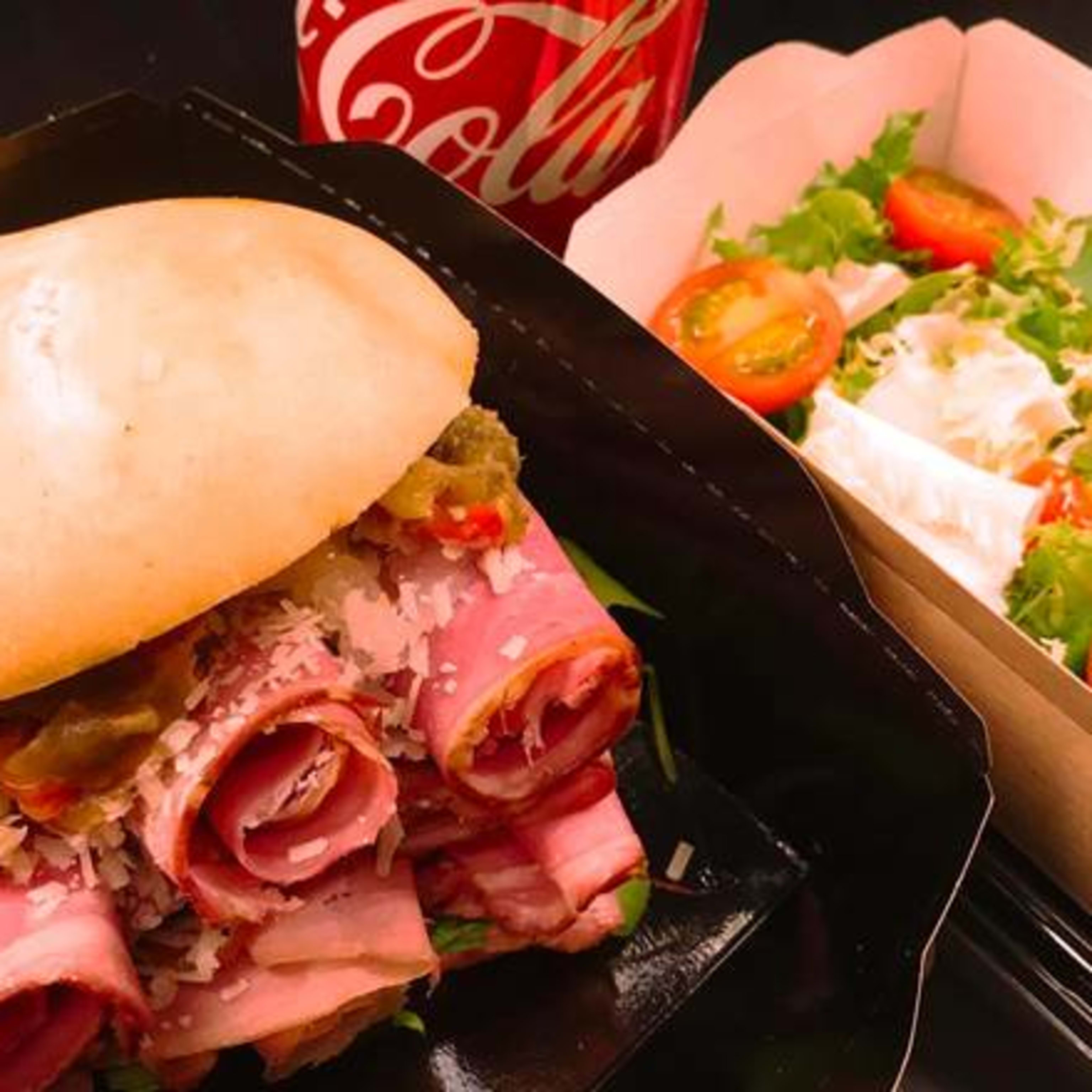 Menú 6: Bocadillo de Pastrami + Ensalada Salutteria + Bebida.