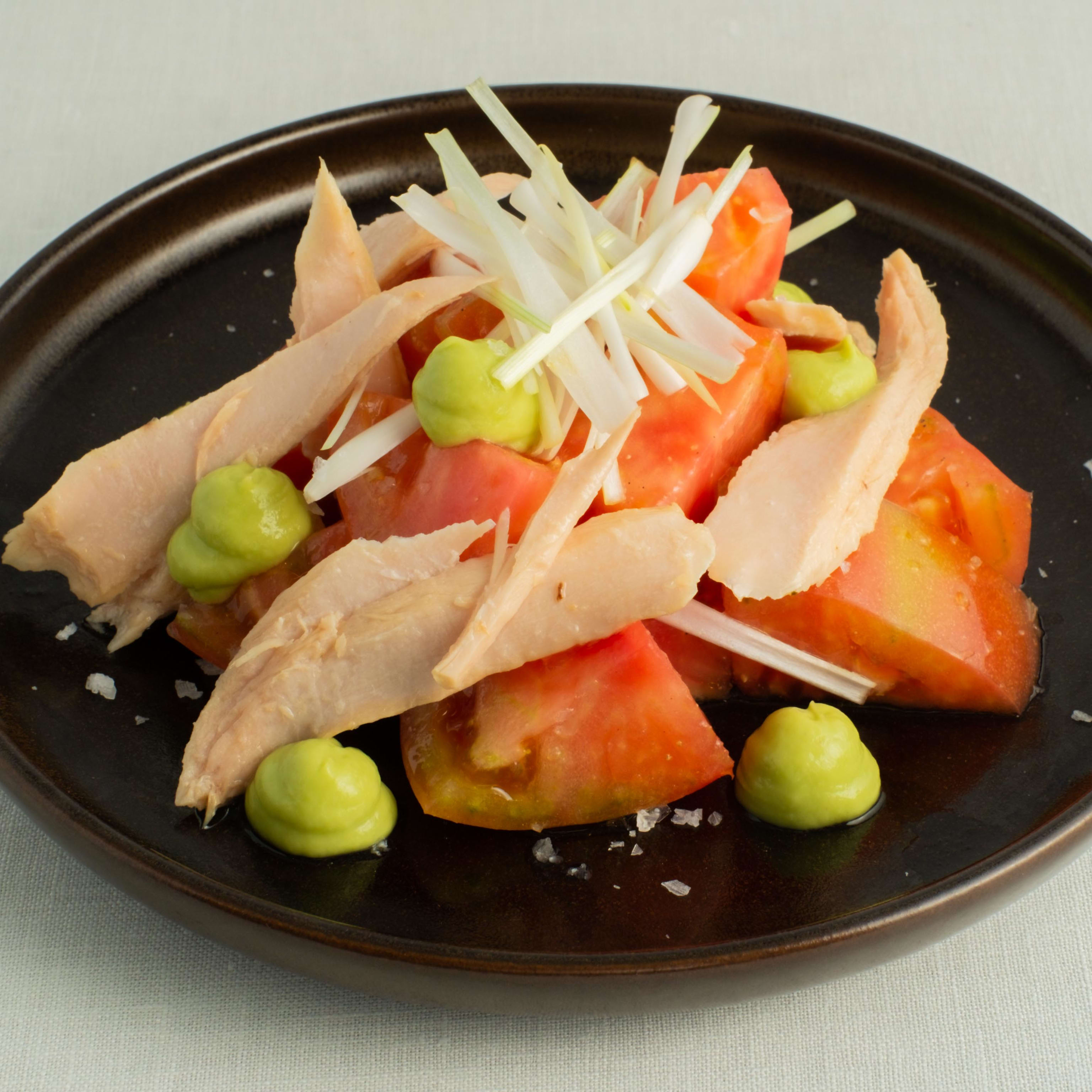 Ensaladilla de tomate de Barbastro, aguacate y tronco de atún confitado