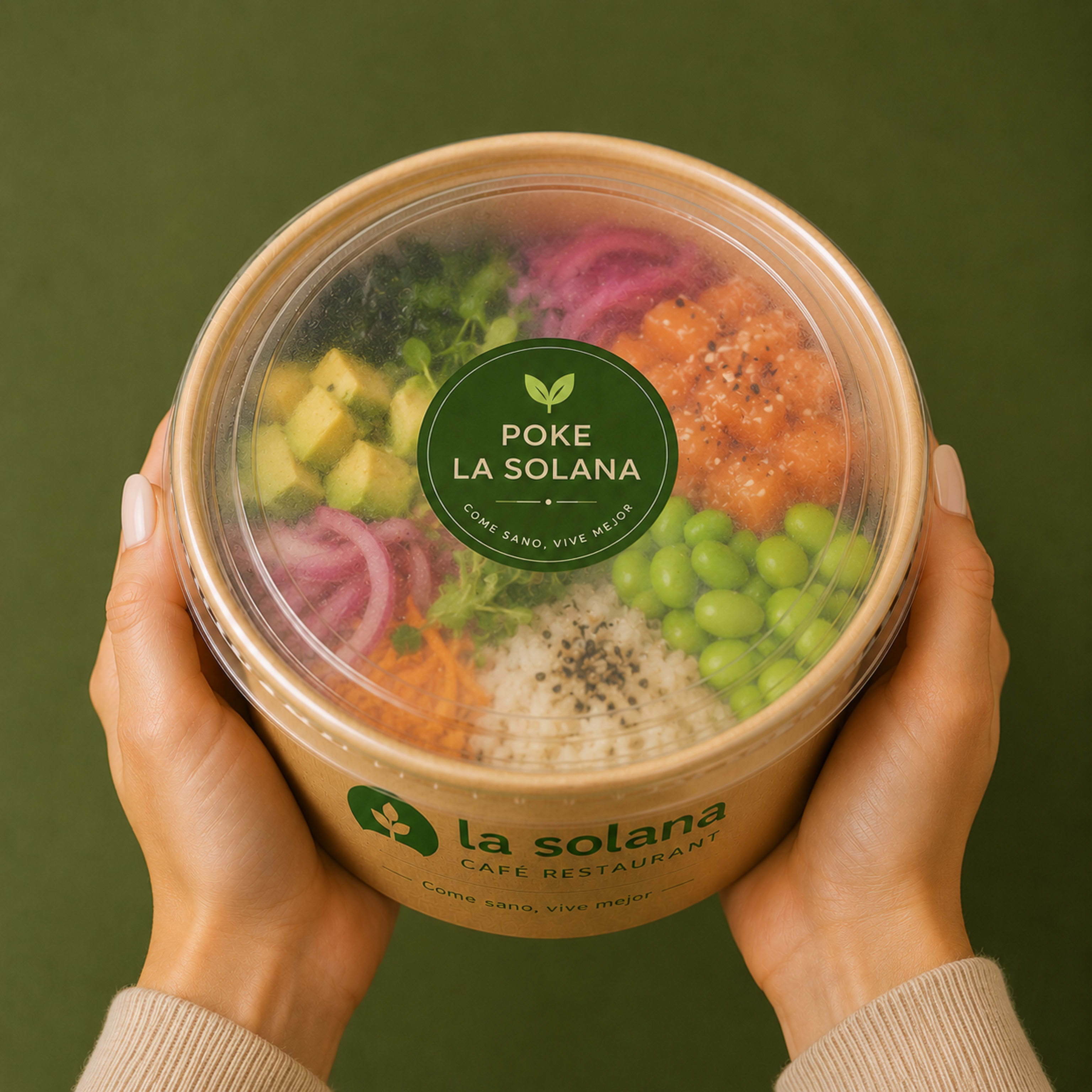 PAUSA POKE (Lechuga romana + arroz integral + boniato + salmón marinado + aguacate + edamame + cebolla encurtida + salsa de yogur y sésamo)
