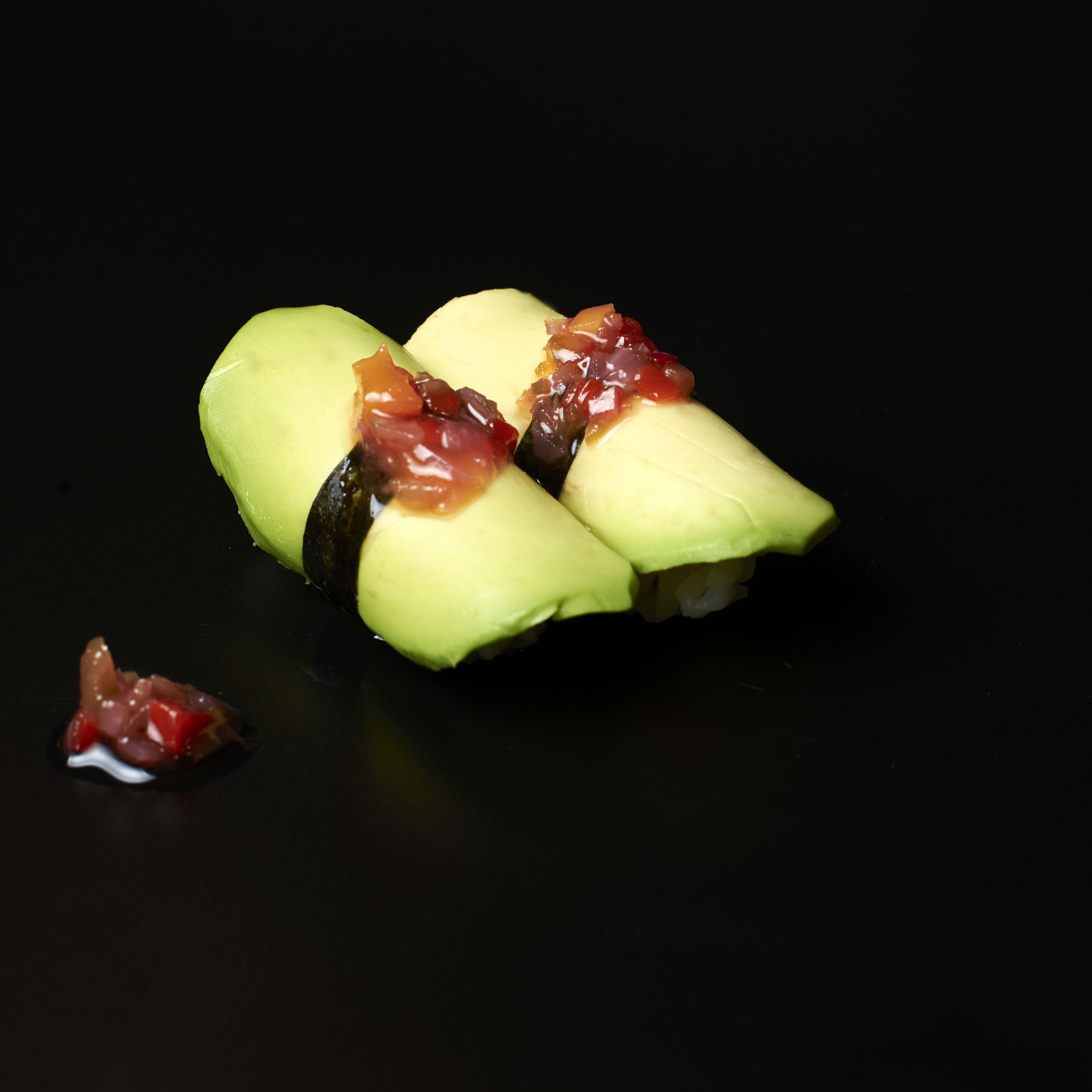 Nigiri de aguacate y pico de gallo