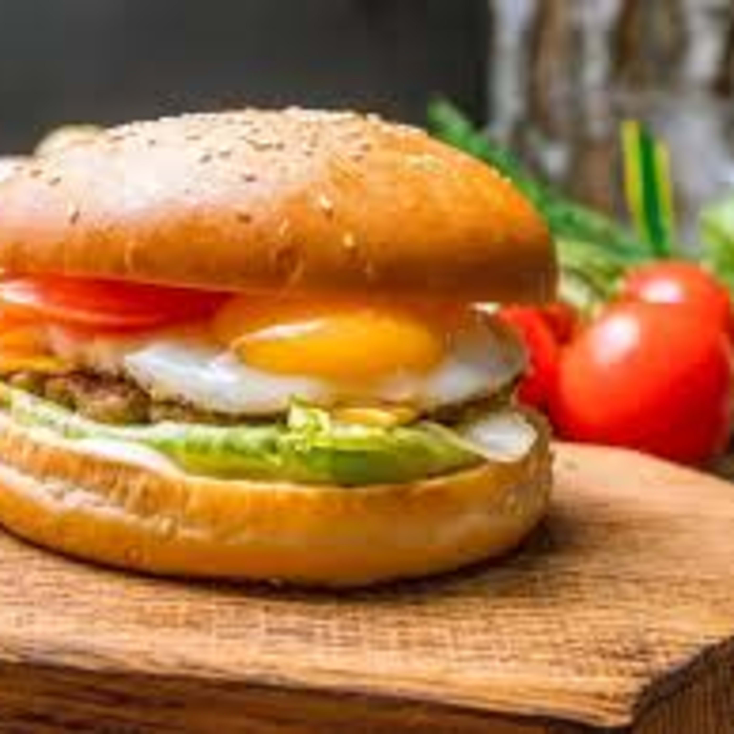 HAMBURGUESA COMPLETA CON HUEVO
