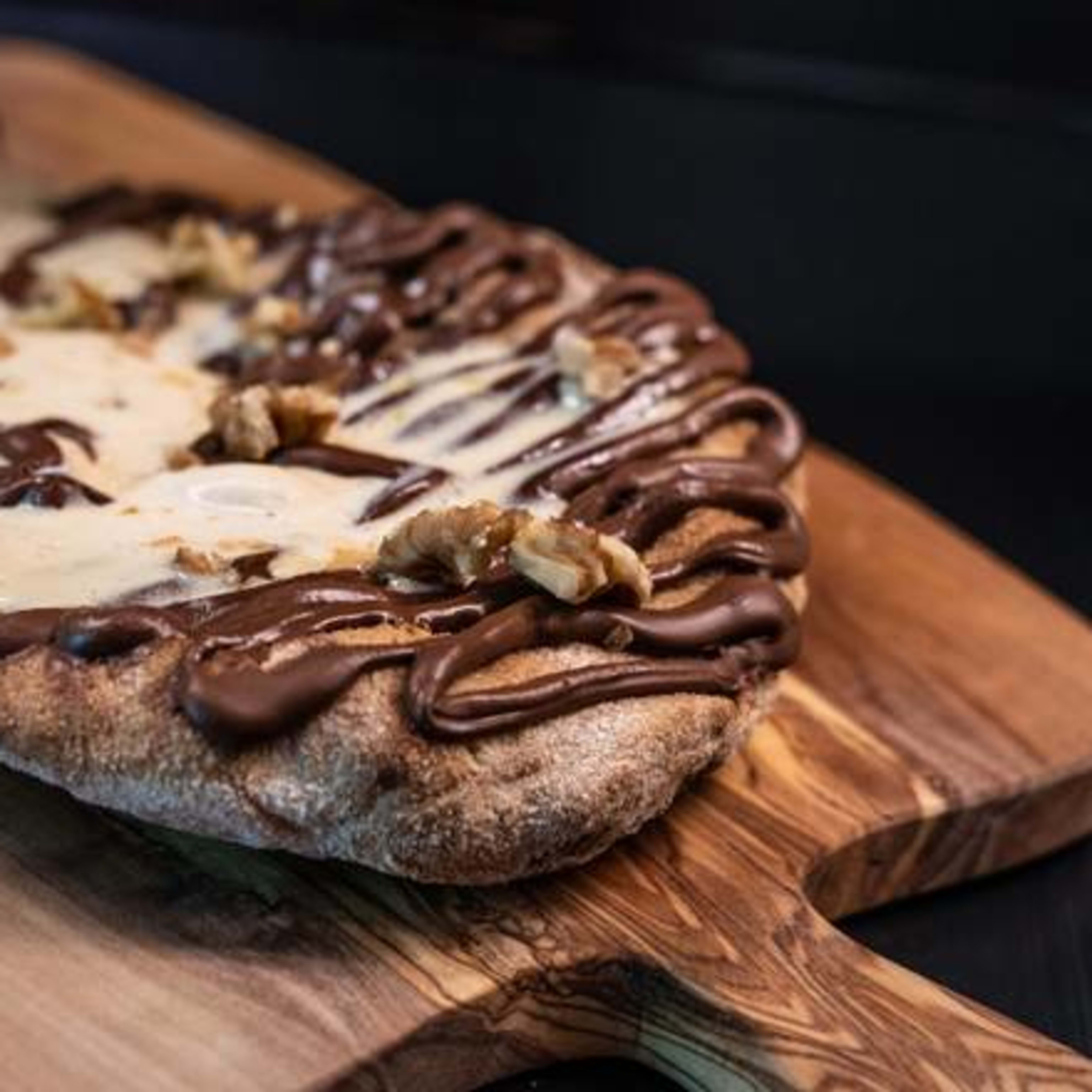1/4 Pinsa con helado, Nutella y nueces.