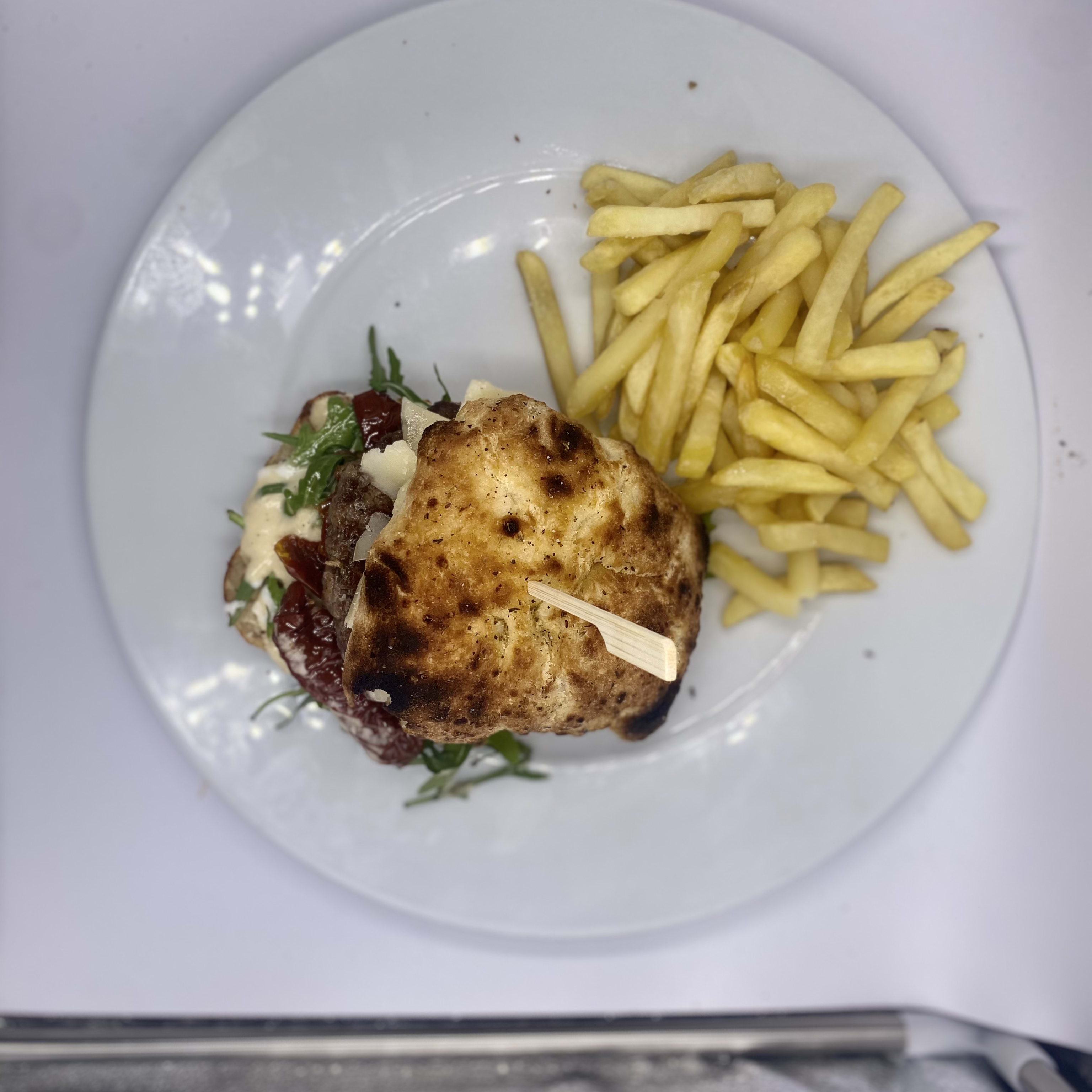 Hambúrguer de carne com bacon e queijo