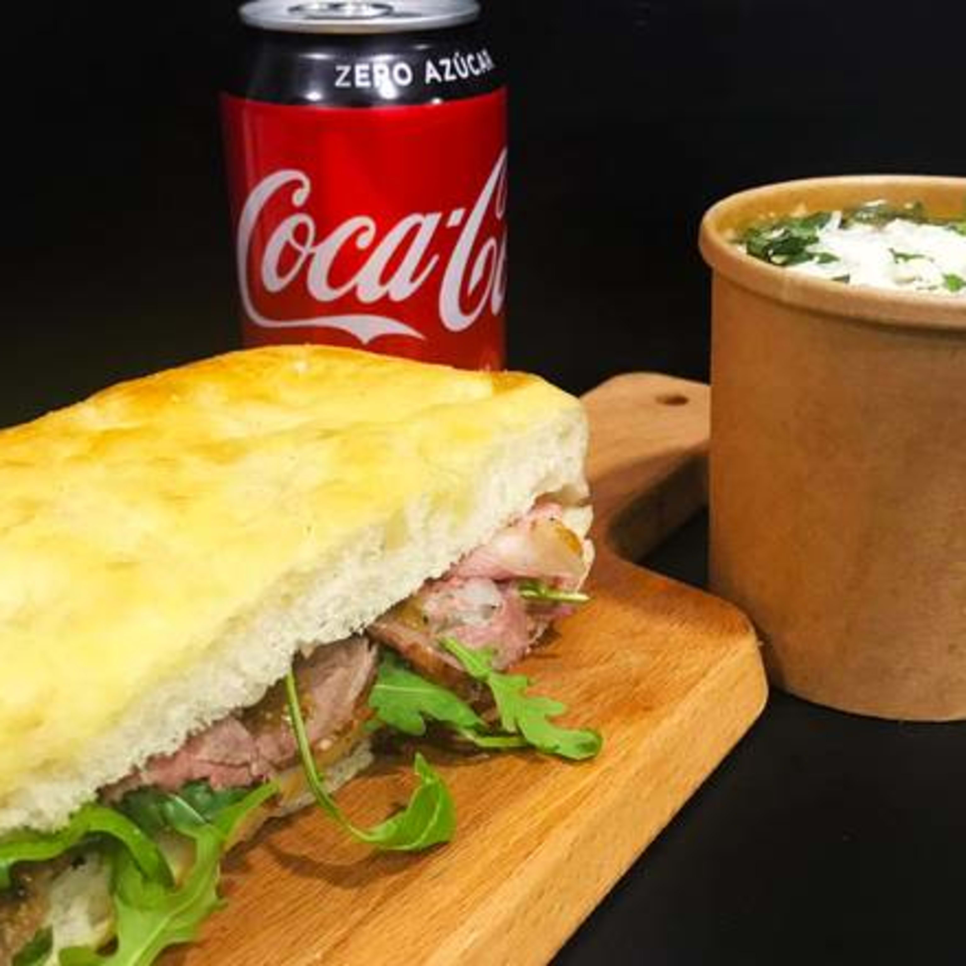 Menú 3: Sopa minestrone + Focaccia de Roast Beef + bebida