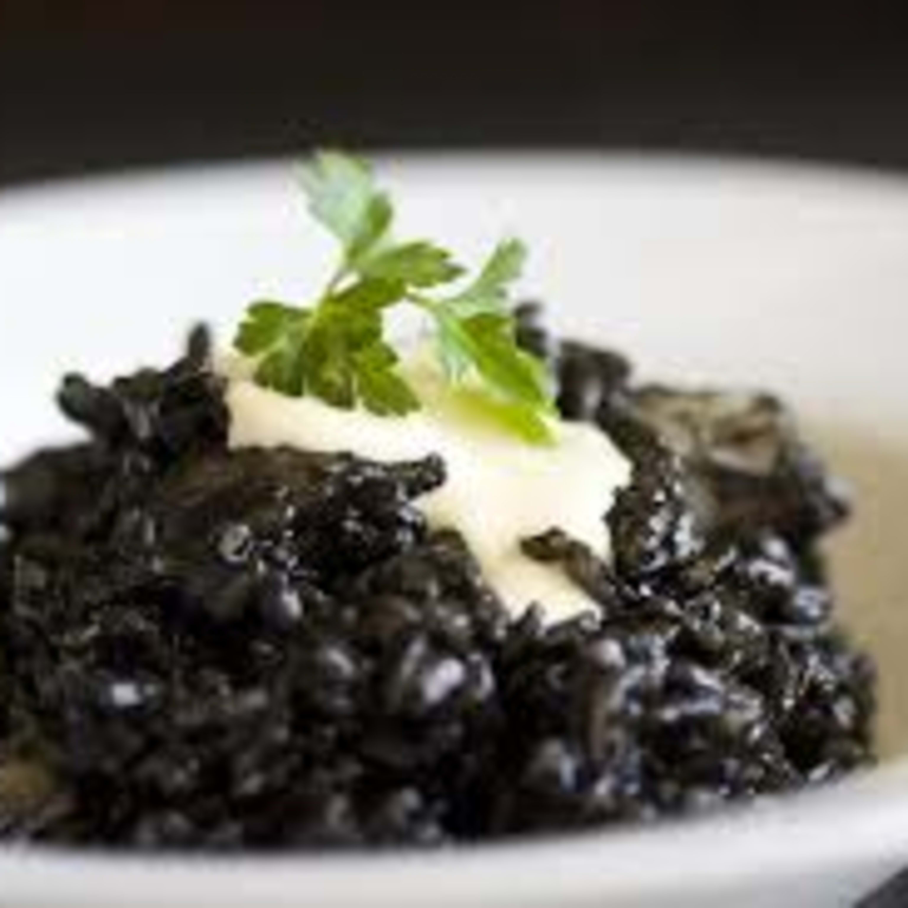 Arroz negro con txipis y alioli