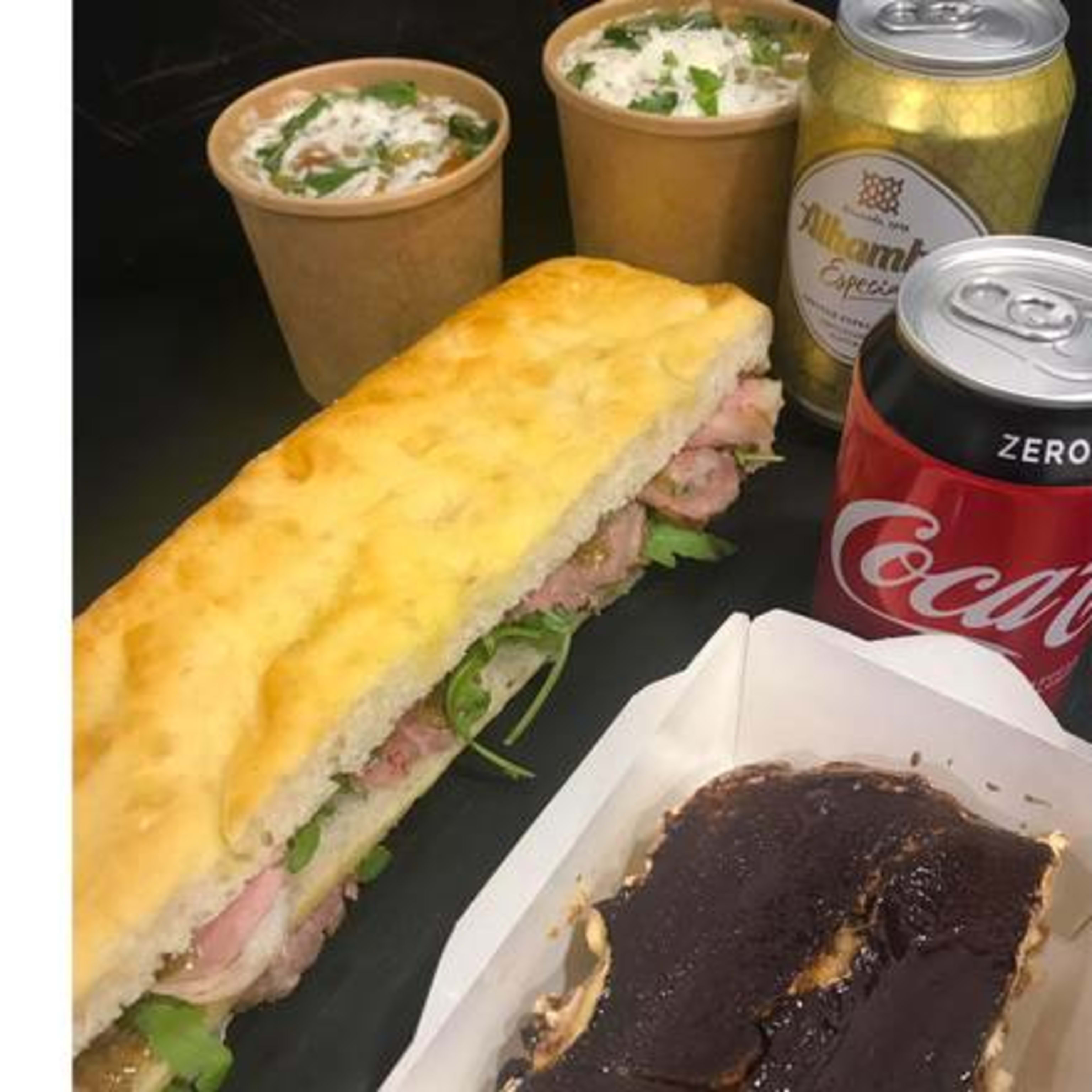 Combo 3 (2 pax) 2 Sopa Minestrone + Focaccia Roast Beef + 2 Bebidas + Tiramisú.