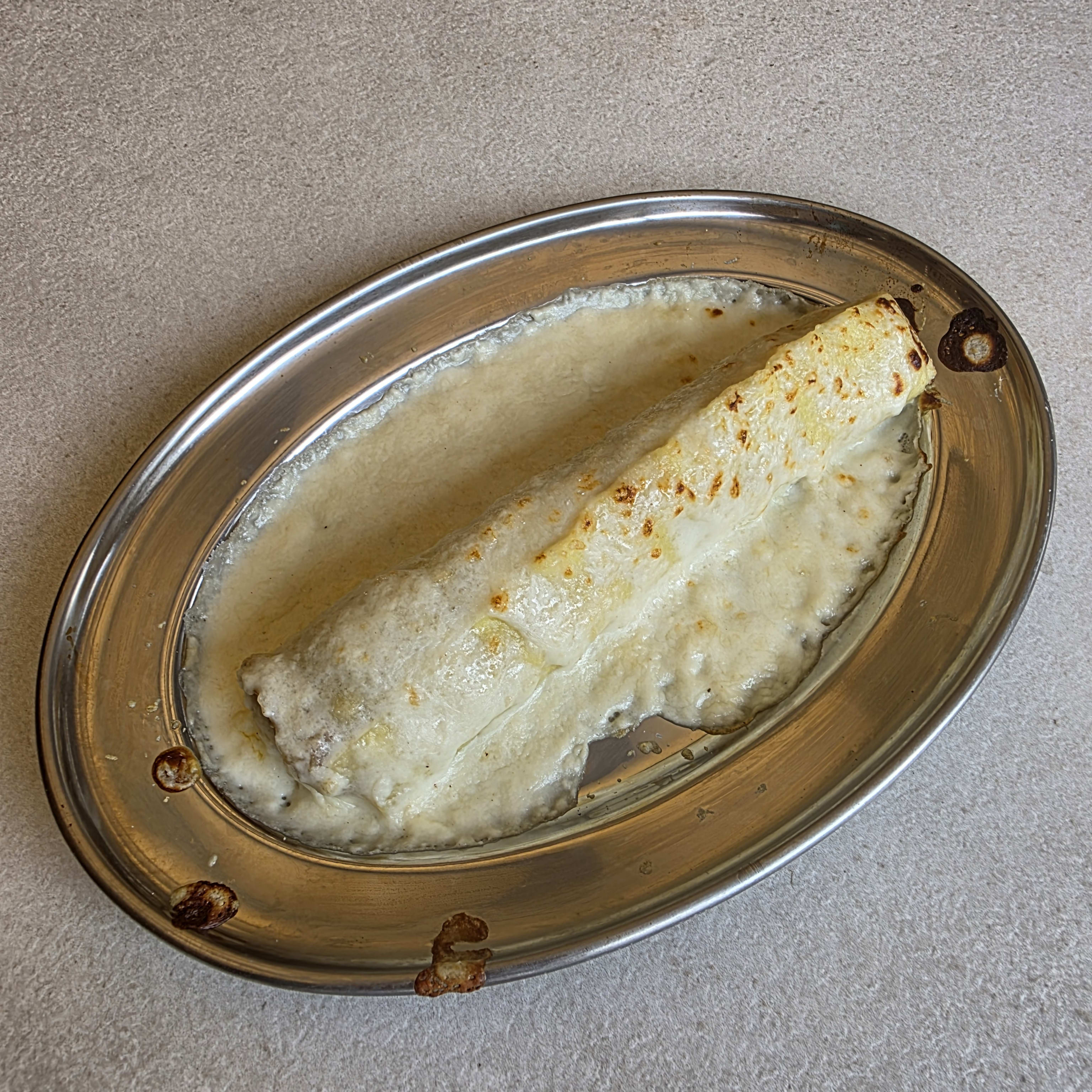 Canelon de pollo de corral y trufa con bechamel de gorgonzola