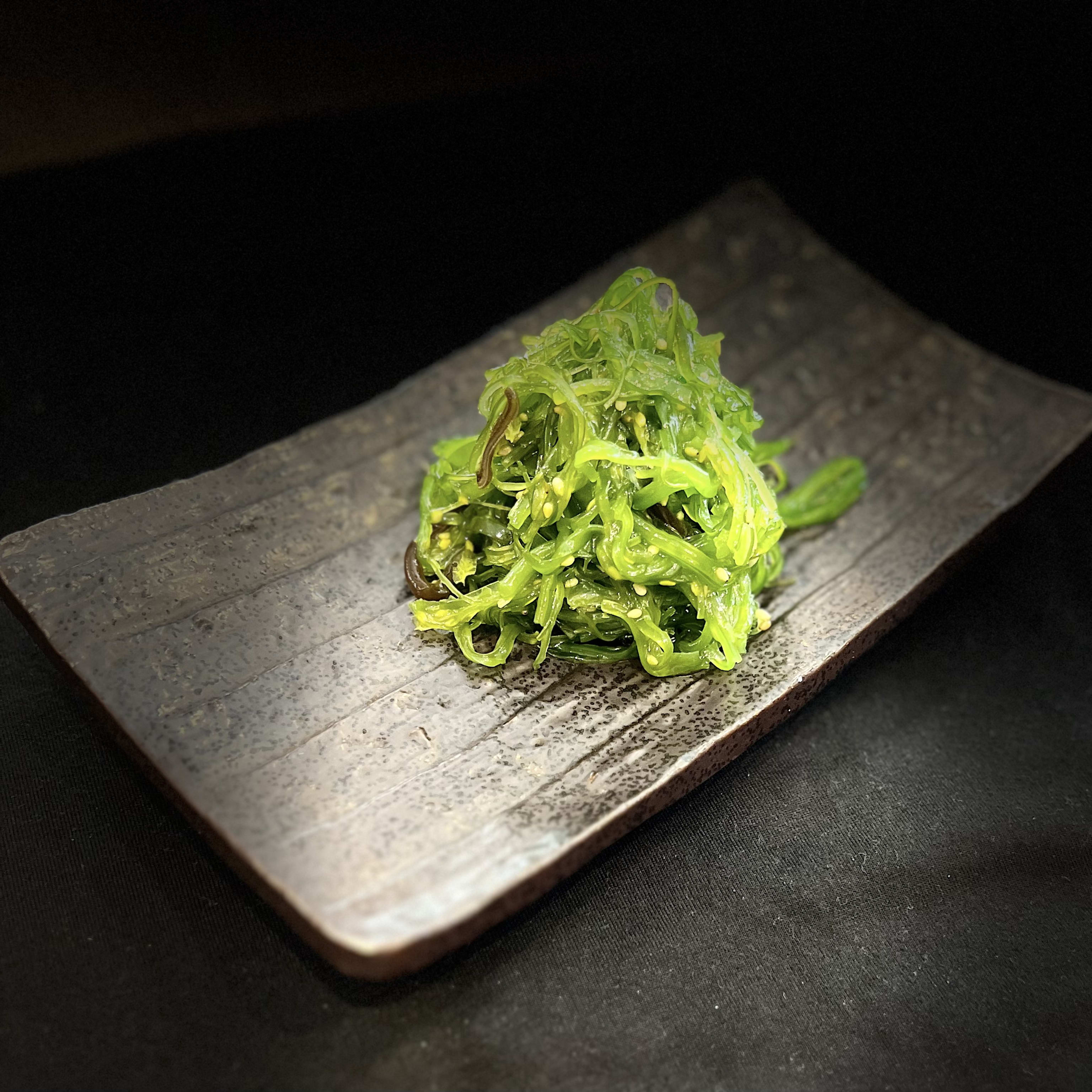ENSALADA DE ALGAS WAKAME CON DADOS DE SALMON