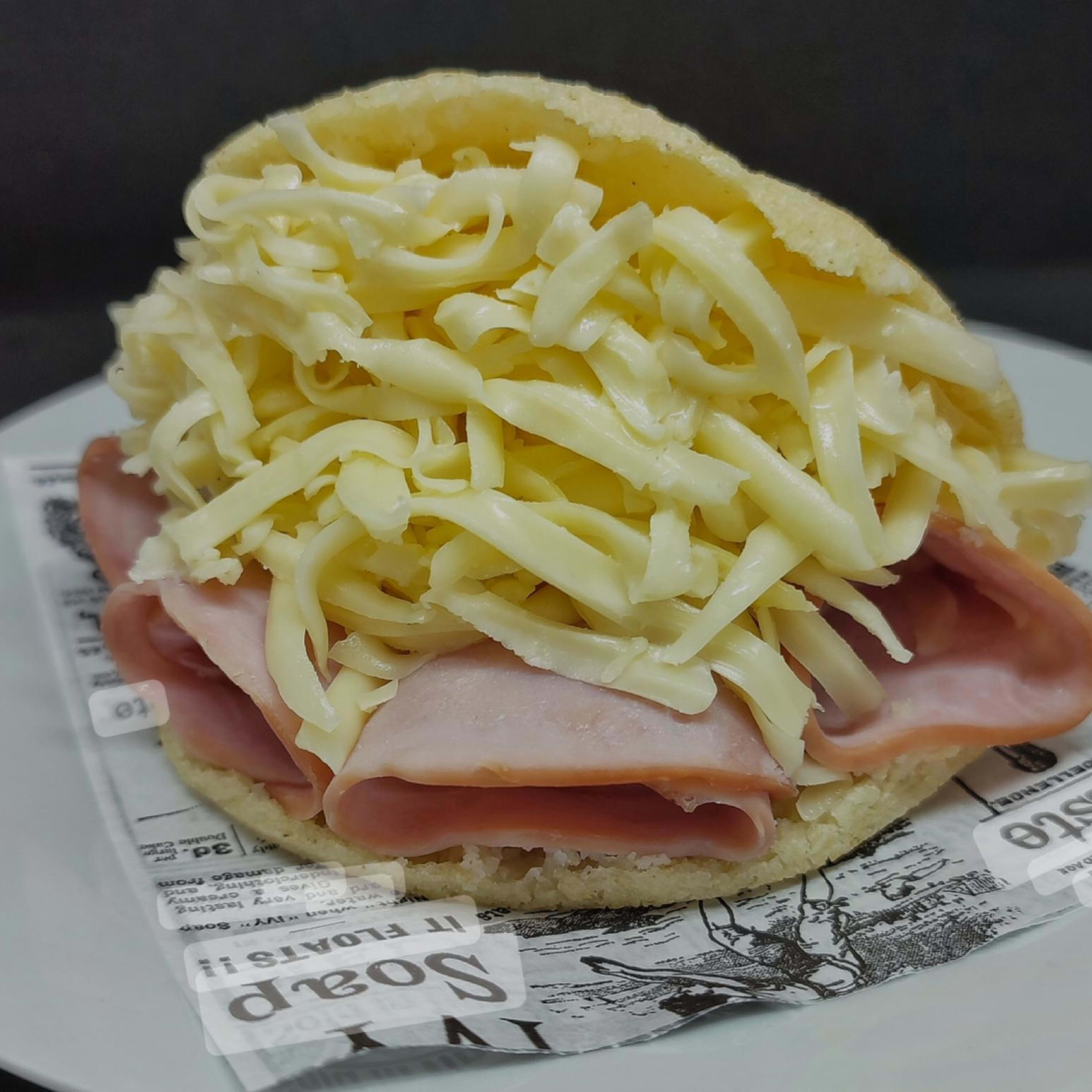 Arepa De Jamón York Y Queso