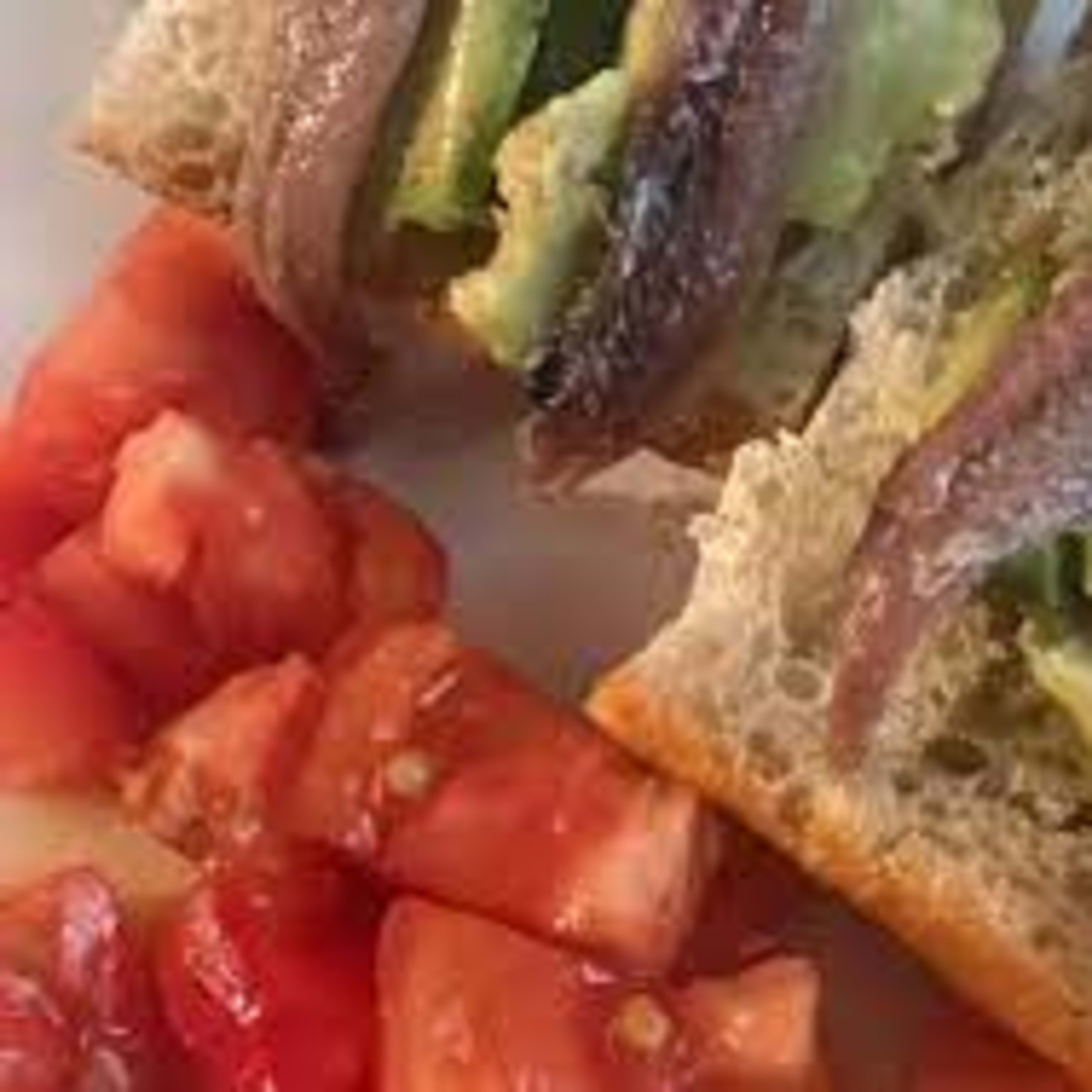 Bocadillo de aguacate , tomate de ensalada y anchoas