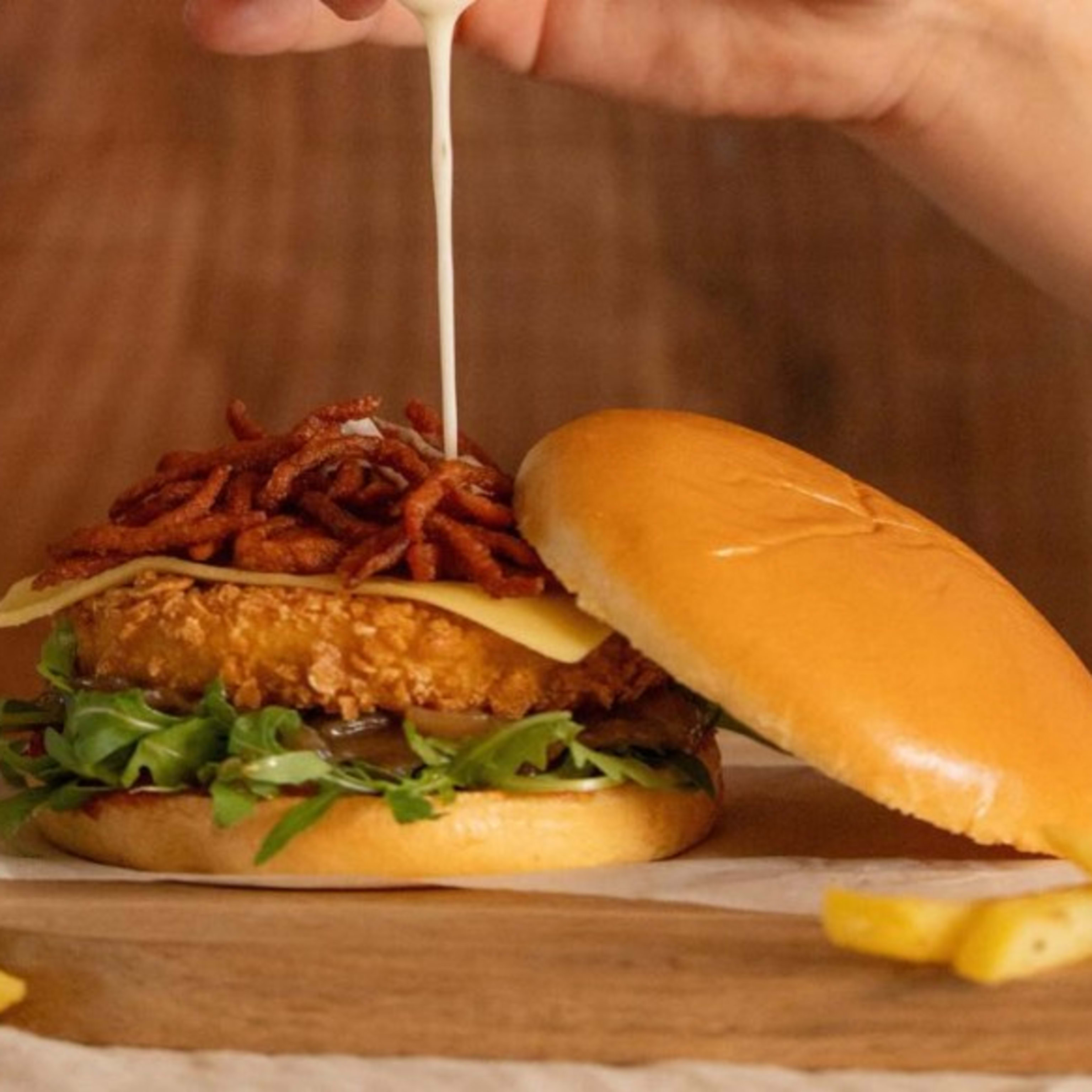 Burger croustillant « sans poulet » avec frites
