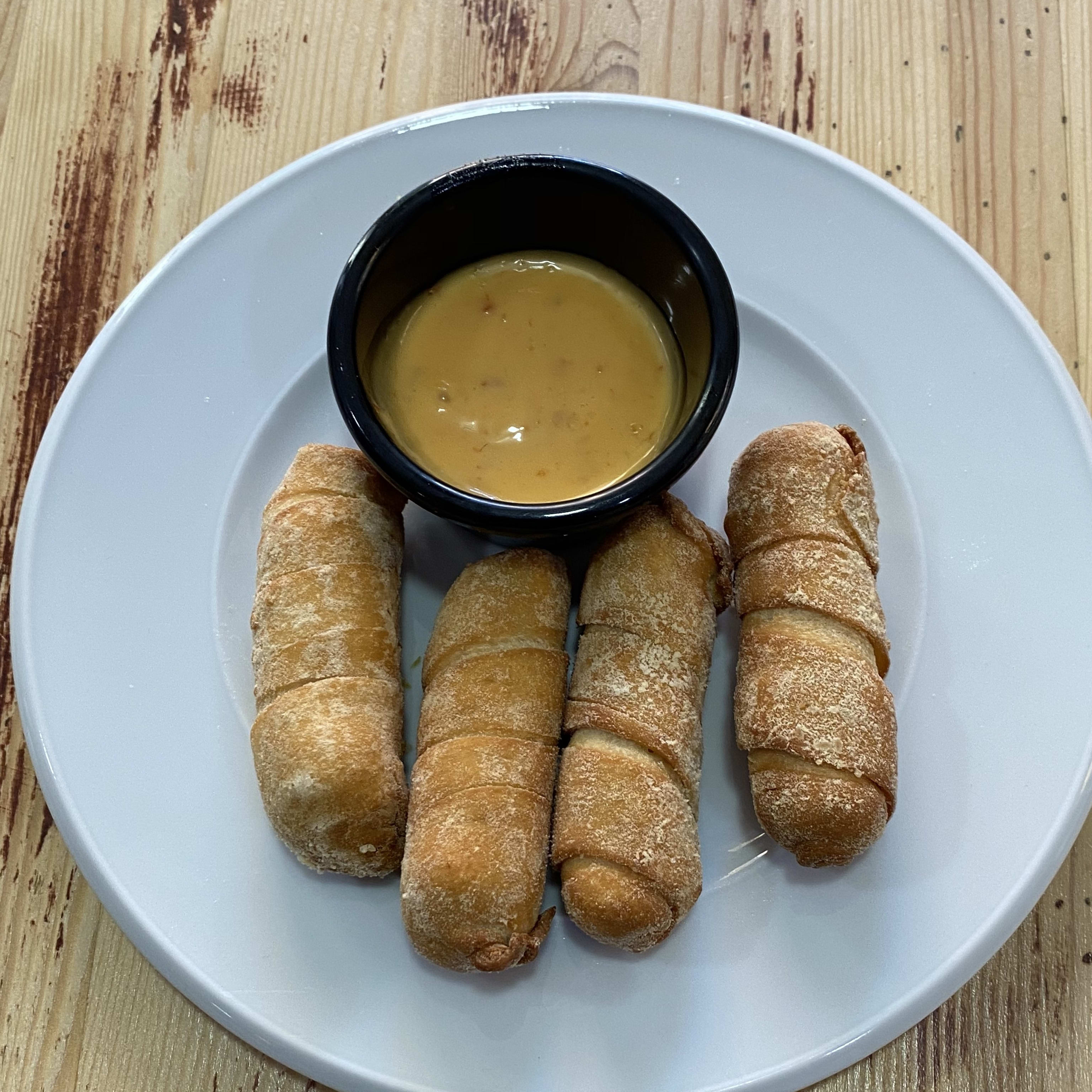 Tequeños con salsa chili ajo