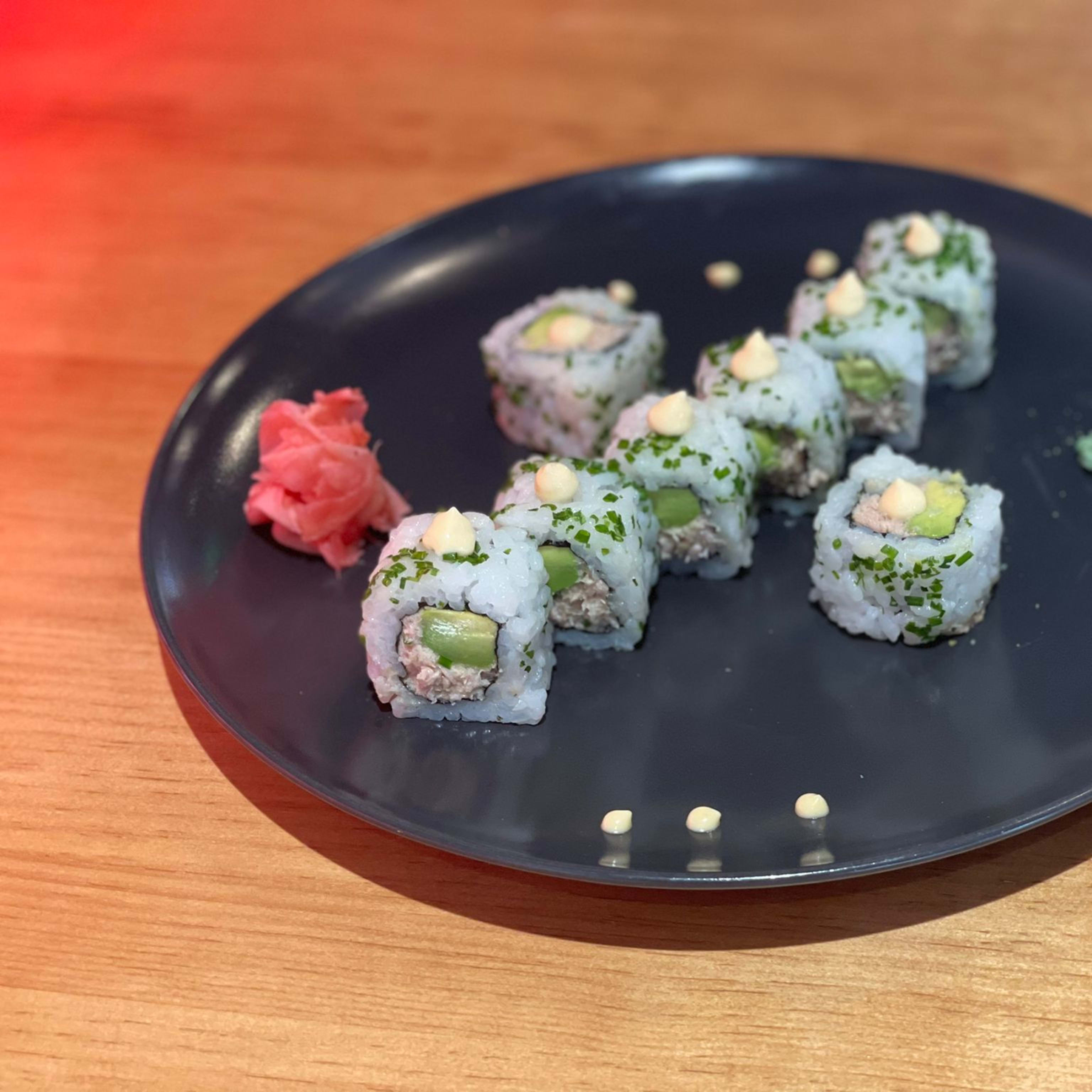 ROLLS ATUN COCIDO AGUACATE CEBOLLINO 8 PCS