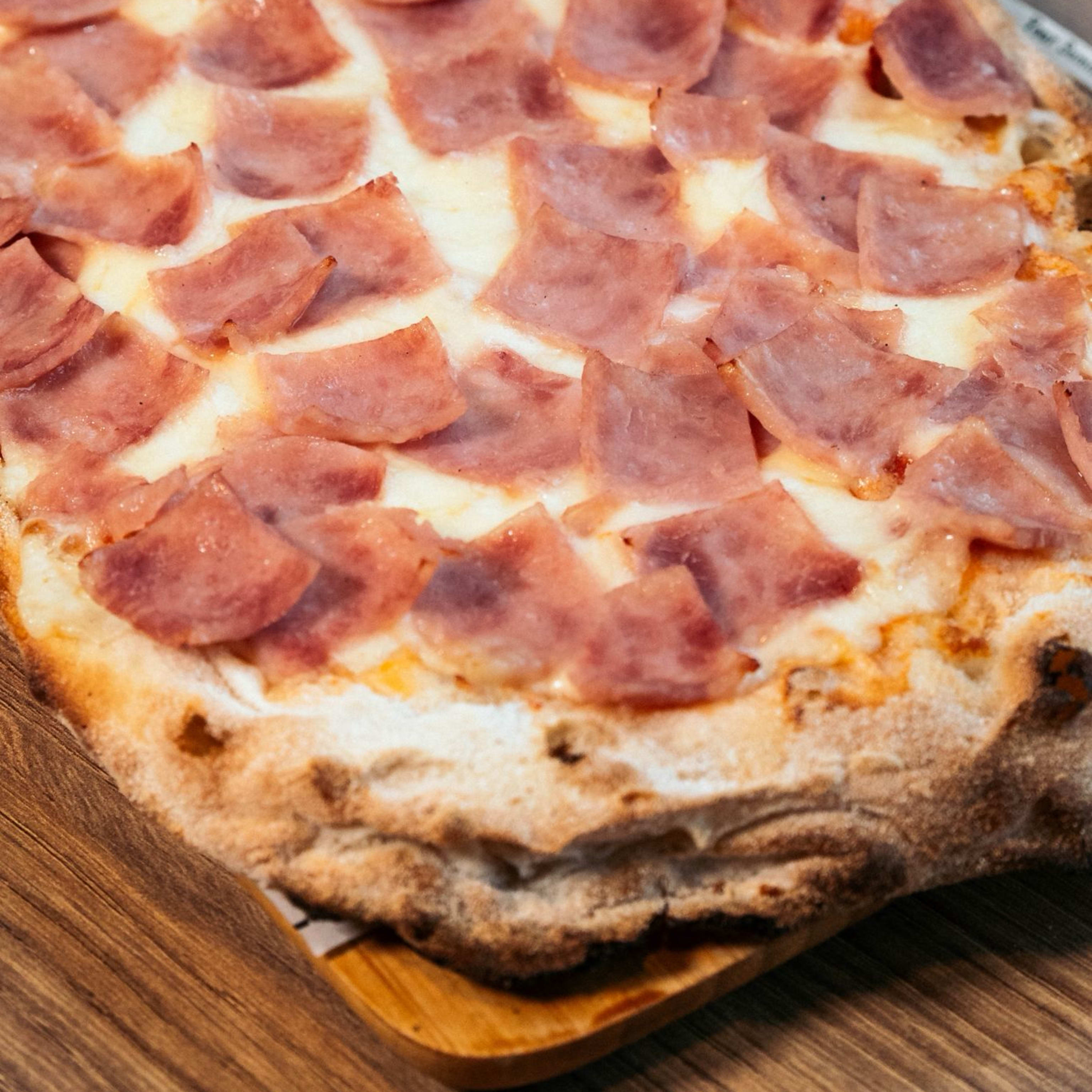 > PINSA DE JAMON