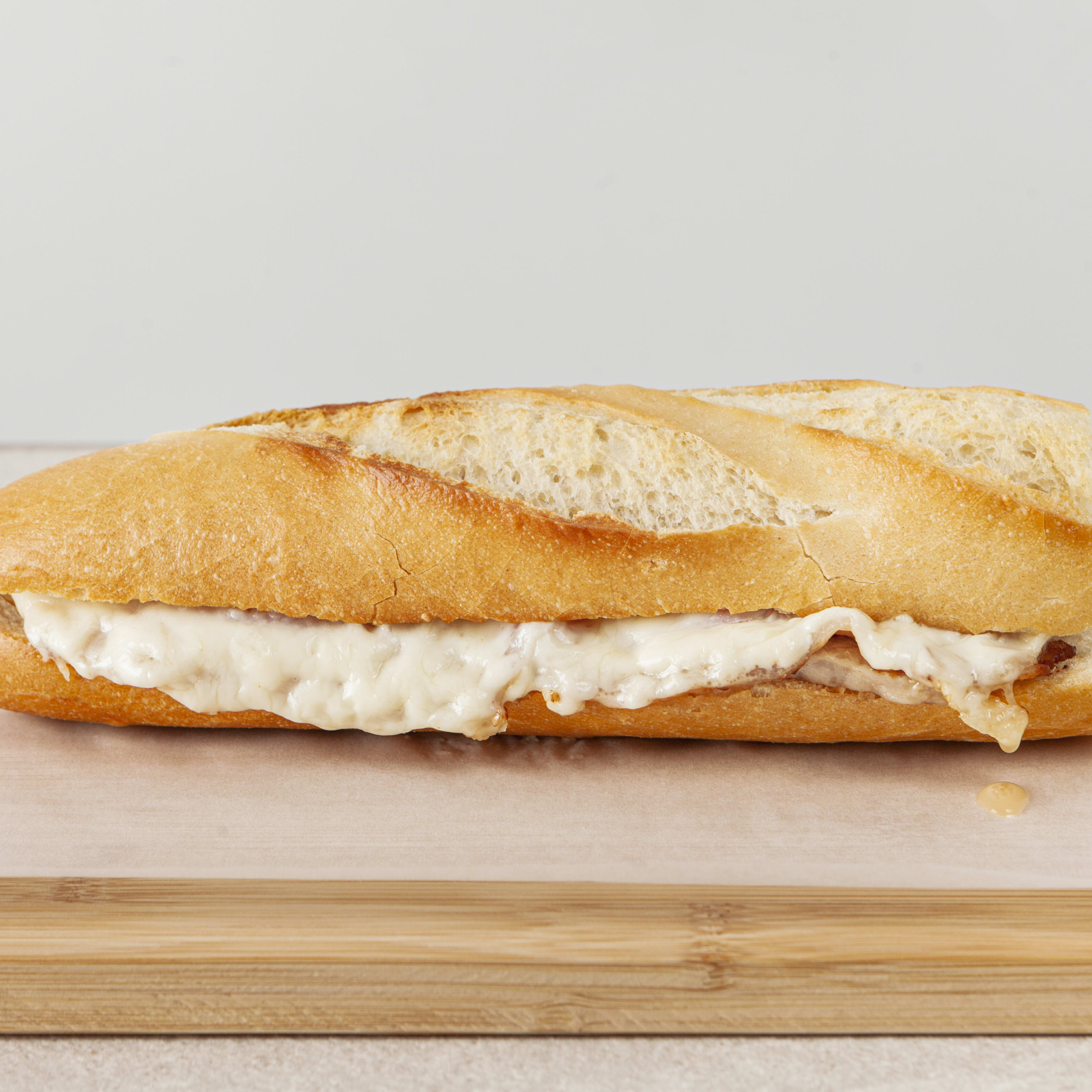 Bocadillo de jamón y queso con tomate