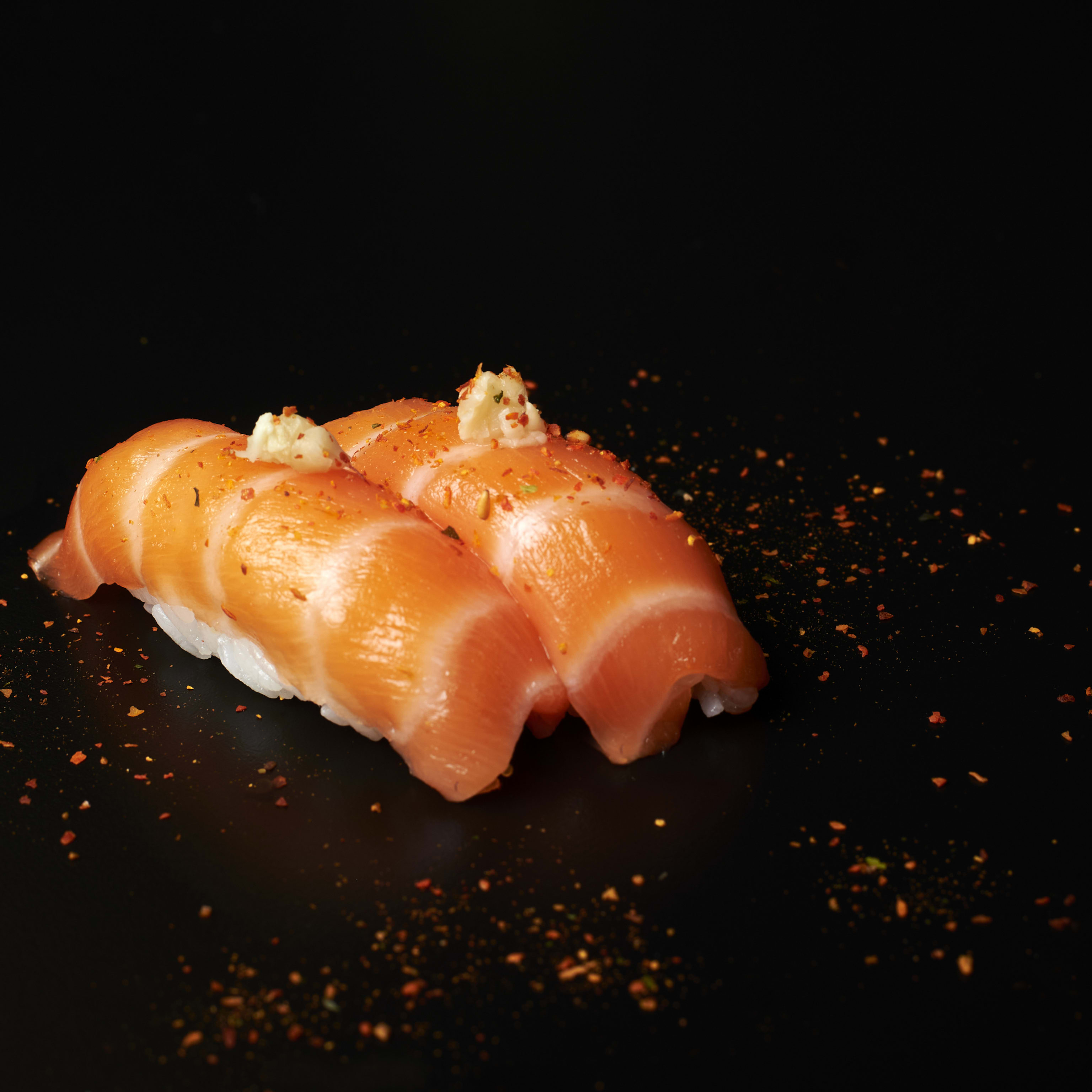 Nigiri de Salmón Picante y Jengibre