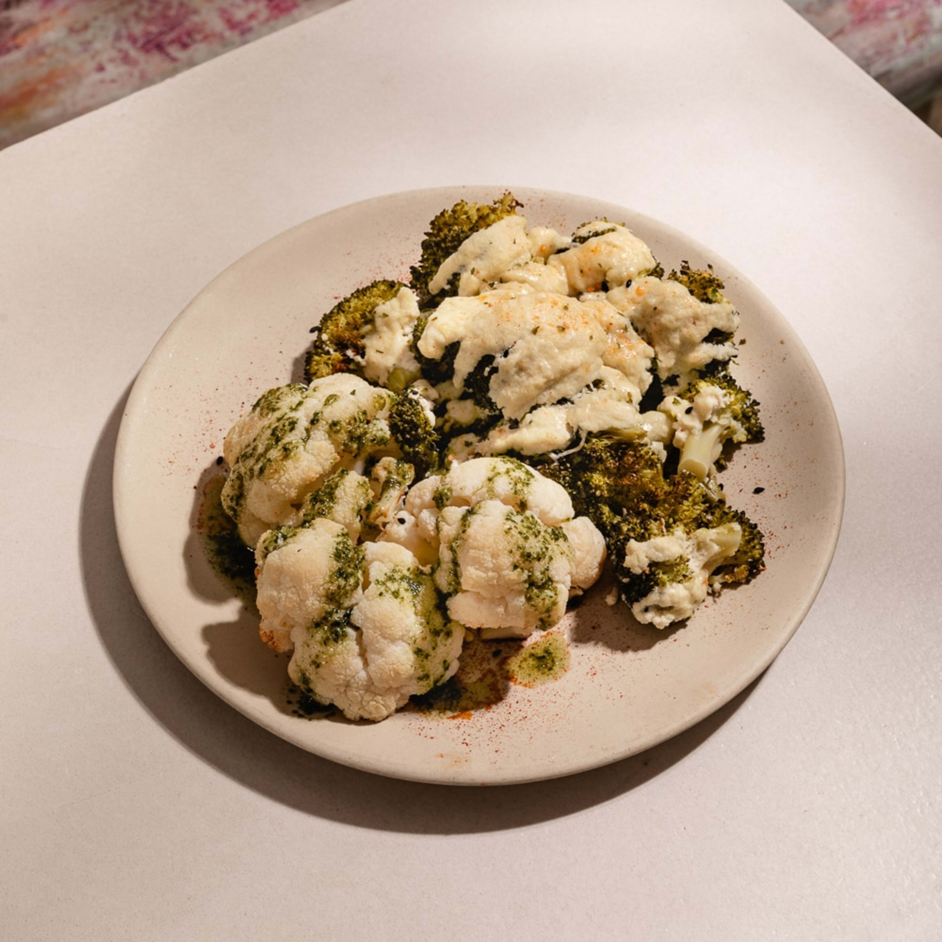 Brócoli con bechamel de almendras y Coliflor con aceite de albahaca